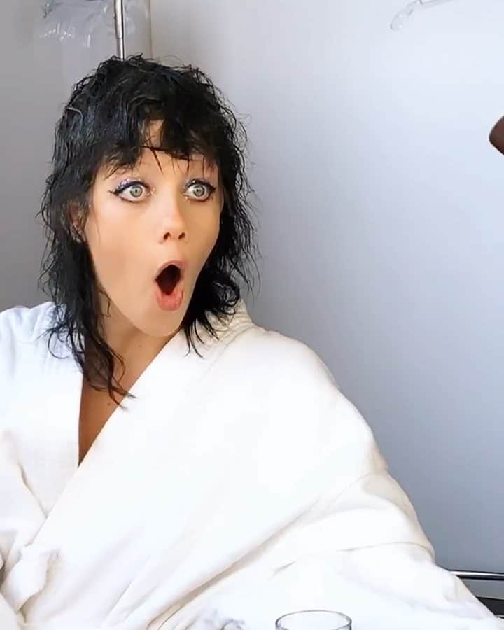 マリヤン・ジョンクマンのインスタグラム：「Black hair for a day @jimmypaulhair @erinparsonsmakeup @christian_macdonald_studio @zara 💘💘💘💘💘💘💘💘💘💘💘💘」
