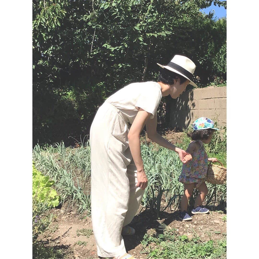 アデルさんのインスタグラム写真 - (アデルInstagram)「リストリ家のヴァカンス事情。  小さなパニエを持ってラベンダーと菜園に野菜を採りに。  ニンジンを引っこ抜き、トマトをもぎ取る。 足元にいるアリを観察して、赤や黄色のお花を摘み、時々通りかかるヤモリに驚く。  道にはロバや牛やヤギもいたりする。  そんなシンプルで豊かな暮らしを楽しんでいます。 #corse #コルシカ島 #フランス #vacances #naturalliving」8月11日 15時50分 - ader_eri