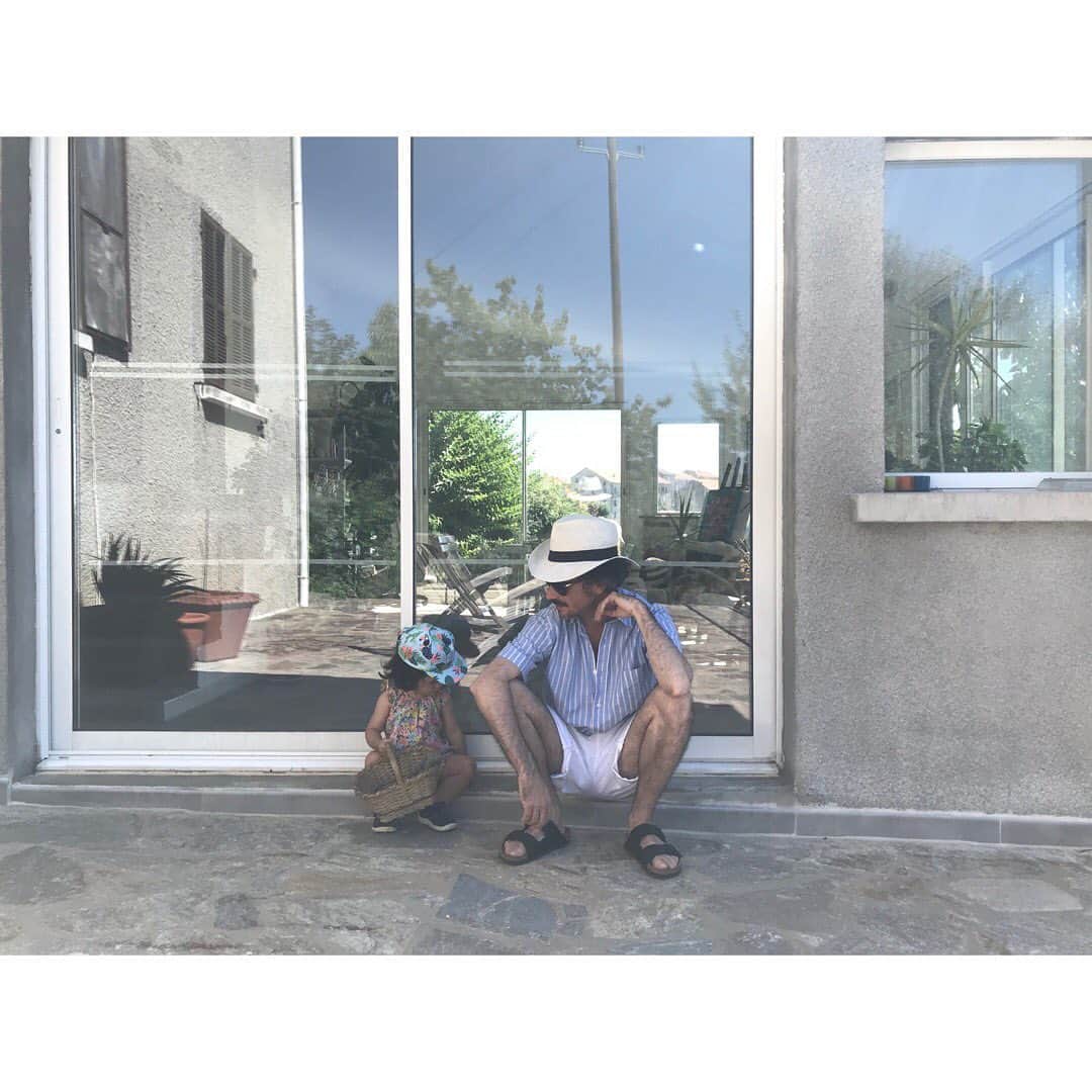 アデルさんのインスタグラム写真 - (アデルInstagram)「リストリ家のヴァカンス事情。  小さなパニエを持ってラベンダーと菜園に野菜を採りに。  ニンジンを引っこ抜き、トマトをもぎ取る。 足元にいるアリを観察して、赤や黄色のお花を摘み、時々通りかかるヤモリに驚く。  道にはロバや牛やヤギもいたりする。  そんなシンプルで豊かな暮らしを楽しんでいます。 #corse #コルシカ島 #フランス #vacances #naturalliving」8月11日 15時50分 - ader_eri