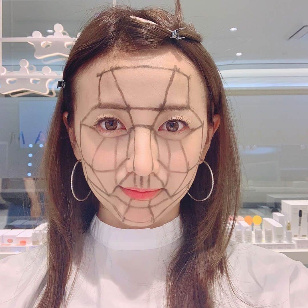 小松彩夏さんのインスタグラム写真 - (小松彩夏Instagram)「﻿ 先日、MAMEW( @mamew.official )で骨格診断、パーソナルカラー診断、メイクレッスンを受講してきました💄﻿ ﻿ まず最初に骨格や顔の歪みなどをみてもらいました。こんな感じで顔に線を描いてもらうのですが、かなり衝撃画像ですよね😂笑﻿ ﻿ 自分の骨格や顔の特徴など丁寧に教えて頂いたのですがメイクの参考になる〜‼️✨﻿ ﻿ それからずっとやってみたかったパーソナルカラーの診断を🎵﻿ ﻿ セルフチェックはしたことがあったのですが、いまいちよくわからなくて...﻿ ﻿ 今回はそれが明確になりました✨顔の前に当てる色で顔色や印象も変わりますよね😲﻿ ﻿ それがわかったことによって、自分に似合う洋服やアクセサリーまでわかってしまいます😊これからは洋服の色で悩んだ時は、パーソナルカラーを参考にしようと思います✨﻿ ﻿ メイクレッスンでは自分の肌や骨格に合うベースメイクからポイントメイクまでMAMEWの化粧品を使って説明してもらいながら、メイクして頂きました✨﻿ ﻿ すっぴんからメイクの完成までを動画にしたのでみてほしい‼️本当にメイク技術が凄い✨﻿ ﻿ いつもより肌トーンが上がり明るい印象の仕上がりにして頂きました💄💕﻿ ﻿ どうですか😉？﻿ ﻿ 10/31までにコード（#ayaka）を店頭で伝えるか、ECサイトの通信欄に記入でも特別に特典付をつけてくれるそうなのでこの機会にぜひ😊👉📱🖥 https://mamew.jp/ec/﻿ ﻿ ﻿ MAMEW PREMIERE新宿店﻿ 新宿区歌舞伎町1丁目サブナード1号﻿ ﻿ #mamew #マミュ #メイク #make #メイクレッスン #レッスン #パーソナルカラー #骨格 #コスメ #スッピン #すっぴん #スッピンから #フルメイク ﻿ ﻿ ﻿ ﻿」8月11日 15時53分 - official_ayaka_502