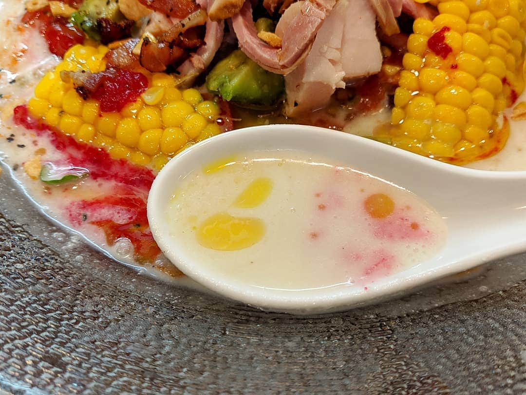 つけMen野郎さんのインスタグラム写真 - (つけMen野郎Instagram)「＿＿＿＿＿＿＿＿＿＿＿＿＿＿＿＿＿ 🍜：フレッシュ野菜のポタージュ麺+あじ玉 🏠：ら〜麺あけどや(市川) ￣￣￣￣￣￣￣￣￣￣￣￣￣￣￣￣￣ 【暑さを忘れさせる癒やし麺】 二日酔った日曜は冷たい麺で癒やされなくてはなりません。そうなると自然とあけどやん。並んでいると茂原の餃子王がドッキング。からの… . ちゃっくどぉ〜ん！！ . じゃがいもをベースとした冷製スープは鶏清湯のうまみが合わさりウマー。平打ち太麺がスープに絡んで良い。野菜とチャーシューもりもり入って満足感あり。 食べ終われば二日酔い気分もスッキリ解消されて爽快でした。」8月11日 15時56分 - bokurarri