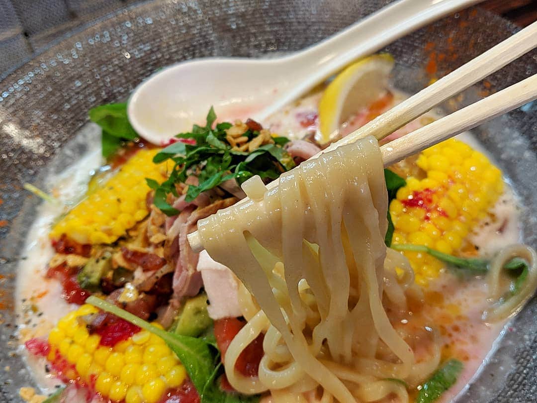 つけMen野郎さんのインスタグラム写真 - (つけMen野郎Instagram)「＿＿＿＿＿＿＿＿＿＿＿＿＿＿＿＿＿ 🍜：フレッシュ野菜のポタージュ麺+あじ玉 🏠：ら〜麺あけどや(市川) ￣￣￣￣￣￣￣￣￣￣￣￣￣￣￣￣￣ 【暑さを忘れさせる癒やし麺】 二日酔った日曜は冷たい麺で癒やされなくてはなりません。そうなると自然とあけどやん。並んでいると茂原の餃子王がドッキング。からの… . ちゃっくどぉ〜ん！！ . じゃがいもをベースとした冷製スープは鶏清湯のうまみが合わさりウマー。平打ち太麺がスープに絡んで良い。野菜とチャーシューもりもり入って満足感あり。 食べ終われば二日酔い気分もスッキリ解消されて爽快でした。」8月11日 15時56分 - bokurarri