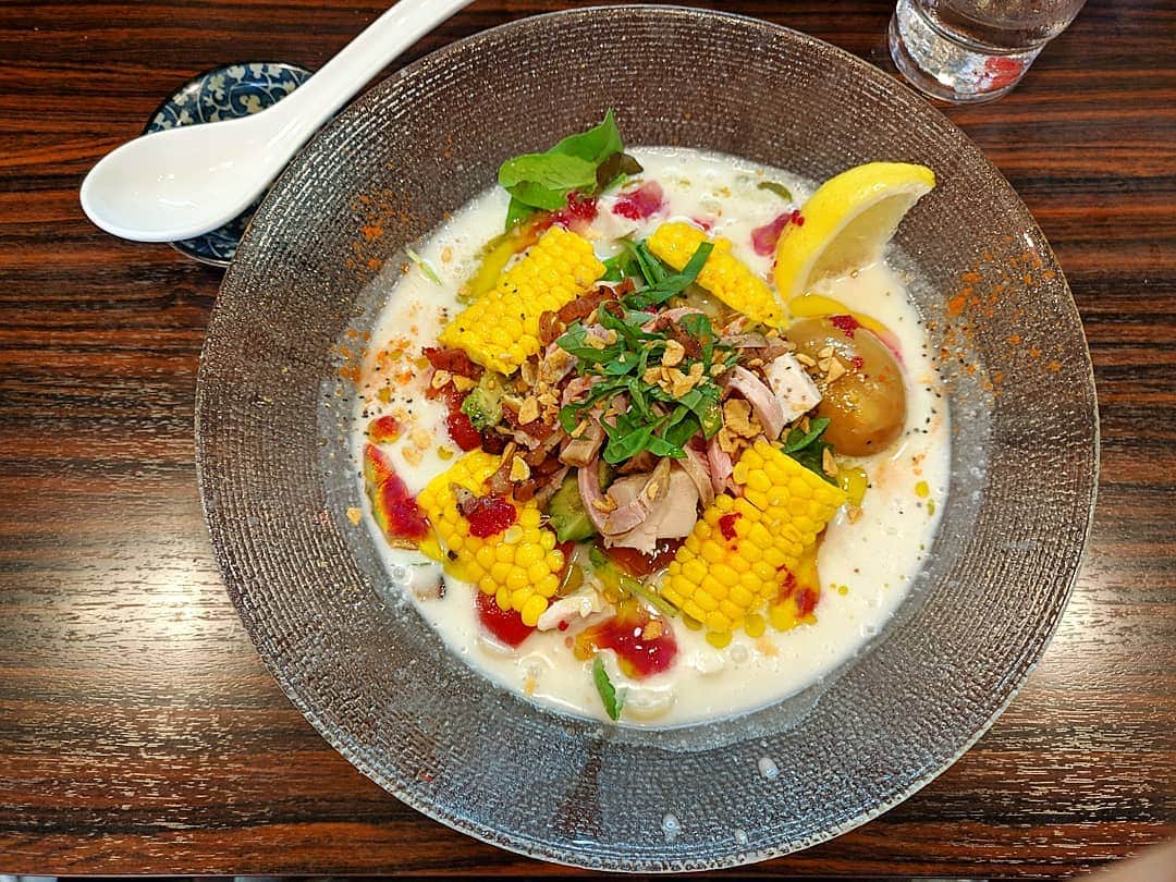 つけMen野郎さんのインスタグラム写真 - (つけMen野郎Instagram)「＿＿＿＿＿＿＿＿＿＿＿＿＿＿＿＿＿ 🍜：フレッシュ野菜のポタージュ麺+あじ玉 🏠：ら〜麺あけどや(市川) ￣￣￣￣￣￣￣￣￣￣￣￣￣￣￣￣￣ 【暑さを忘れさせる癒やし麺】 二日酔った日曜は冷たい麺で癒やされなくてはなりません。そうなると自然とあけどやん。並んでいると茂原の餃子王がドッキング。からの… . ちゃっくどぉ〜ん！！ . じゃがいもをベースとした冷製スープは鶏清湯のうまみが合わさりウマー。平打ち太麺がスープに絡んで良い。野菜とチャーシューもりもり入って満足感あり。 食べ終われば二日酔い気分もスッキリ解消されて爽快でした。」8月11日 15時56分 - bokurarri