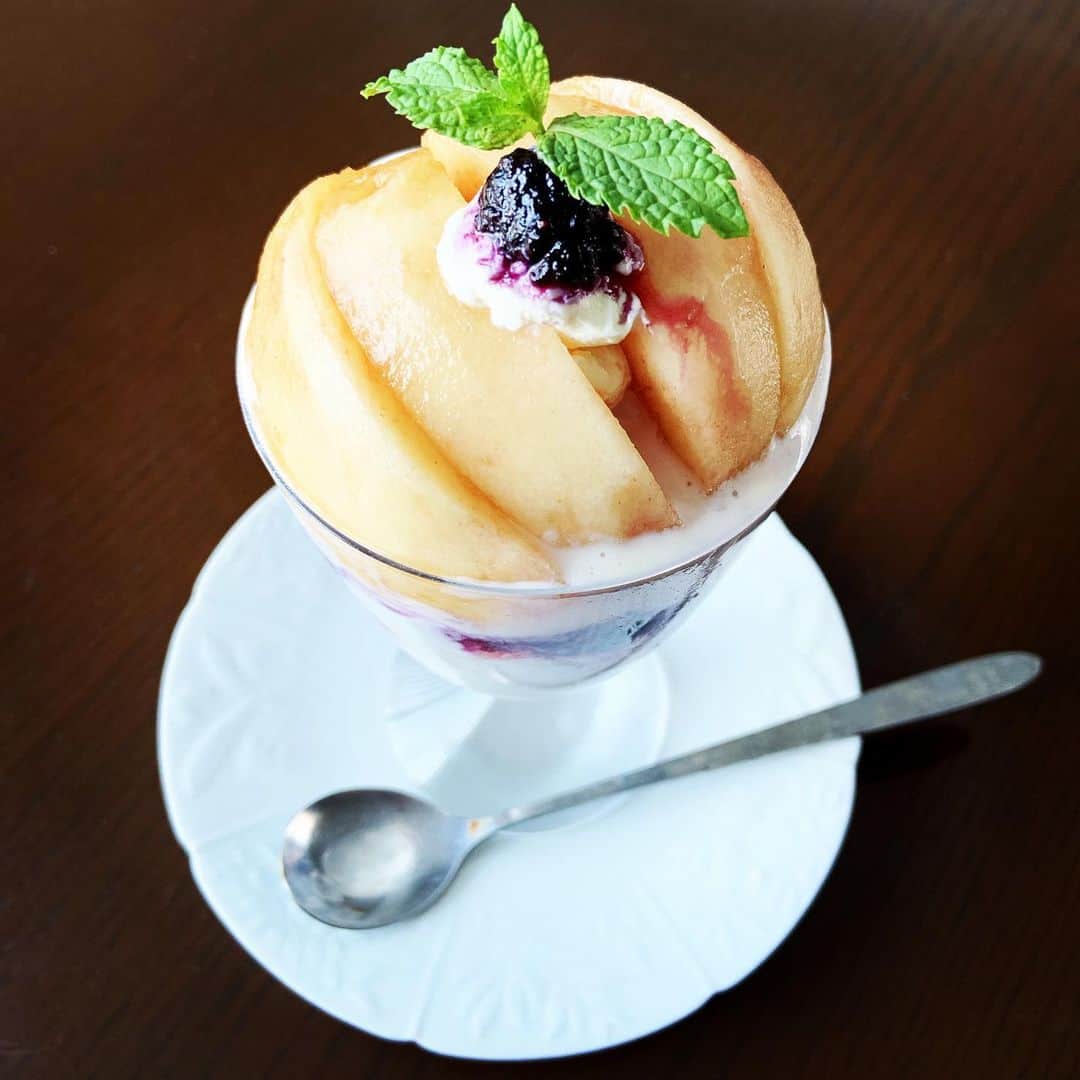 志摩有子さんのインスタグラム写真 - (志摩有子Instagram)「マルミツ農園の一宮水蜜を丸々一個使って桃パフェ。無糖のギリシャヨーグルトにカットした桃、ブルーベリージャム、バニラアイスにカットした桃半分。甘みはバニラアイスとジャム少々で桃の甘さを楽しむ所存。 @marumitu_momo  #マルミツ農園 #一宮水蜜 #おやつタイム #桃パフェ #旦那さんと半分こ」8月11日 16時00分 - ariko418