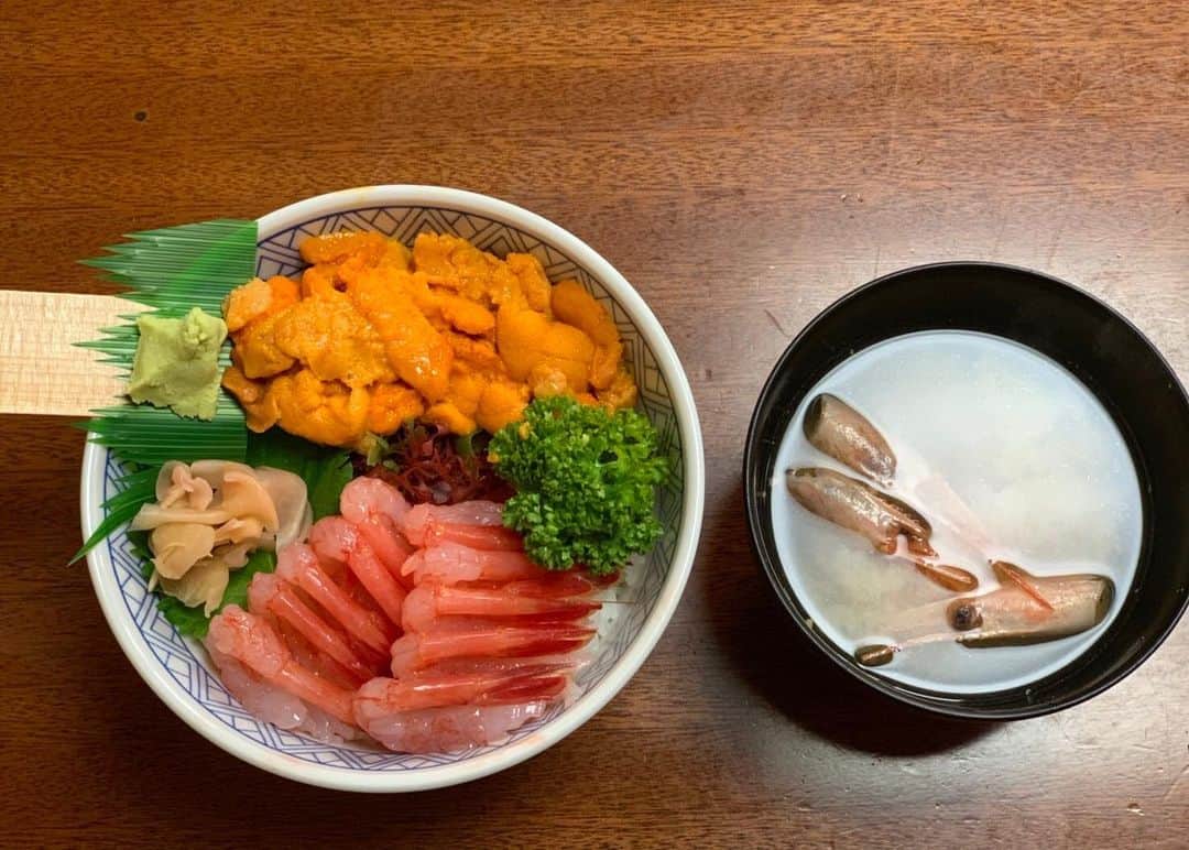 のインスタグラム：「母からの画像で強烈なダメージを受けたので、皆さんにもおすそ分け致しますことをお詫び申し上げます。  #なんだこれ #プリン体の嵐 #とか言ってかなり羨ましい #父母プラスワン🐶の旅」