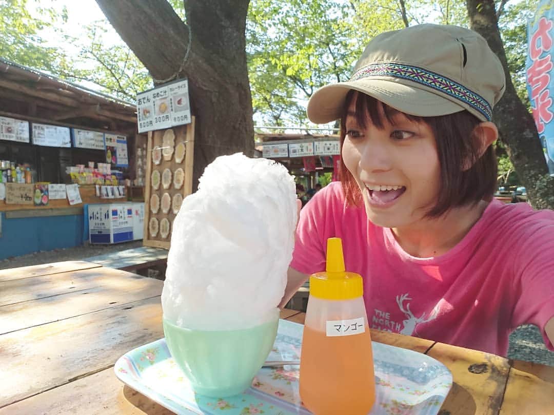 桜花さんのインスタグラム写真 - (桜花Instagram)「３００円(小)でこの大きさです！びっくり大満足＼(^^)／ シロップも、みんな１つずつ貸し出してくれるから。かけたいだけかけられる大サービス！  #山登り  #小仏城山  #かき氷」8月11日 16時08分 - mountainohka