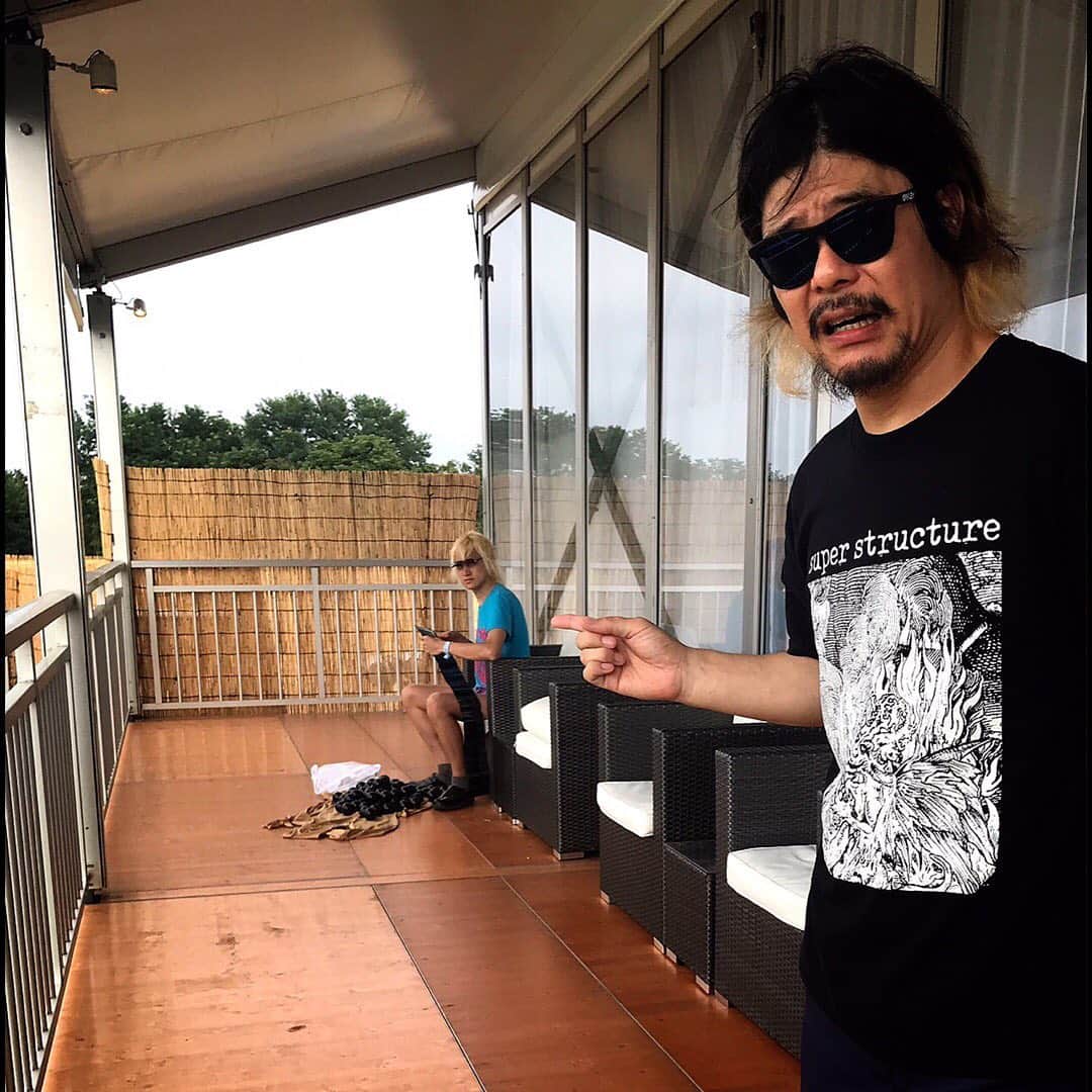 マキシマム ザ ホルモンさんのインスタグラム写真 - (マキシマム ザ ホルモンInstagram)「【事件だッ!!】ウ!!! "ROCK IN JAPAN FESTIVAL 2019"の出番目前にアーティストエリアで、何者かが俺を狙って放った吹き矢が刺さって……ウ!!! 動けない……。 偶然、通りかかったウルフルズの皆さんが発見してくれて、「ガッツだせ！！ガッツだせ！！」と、パワフル魂を注入してくれてます。 (これによく似た場面を『ガッツだせ！！』のMVで見たことあるような気が……) ち、ちくしょう……GRASS STAGEで、なにはなくとも、DO the ド根性で、汗かいてベソかいてGO!したいのに……。 サムライソウルを持つバカサバイバーとして、がむしゃらに熱くなれれば、とにかく笑えれば、それでええねん。それが答えだ！  byダイスケはん娘。'19(←ただ使ってみたかっただけ娘。'19)  #マキシマムザホルモン #RIJF2019 #ウルフルズ #アーティストエリアの端っこで工作してる人がいたからグッドモーニングって挨拶してきた #グッドモーニングアメリカ #何が出来上がったかは彼らの本番でベースのタナシンの登場で答え合わせして下さい」8月11日 16時08分 - mth_official_33cjl