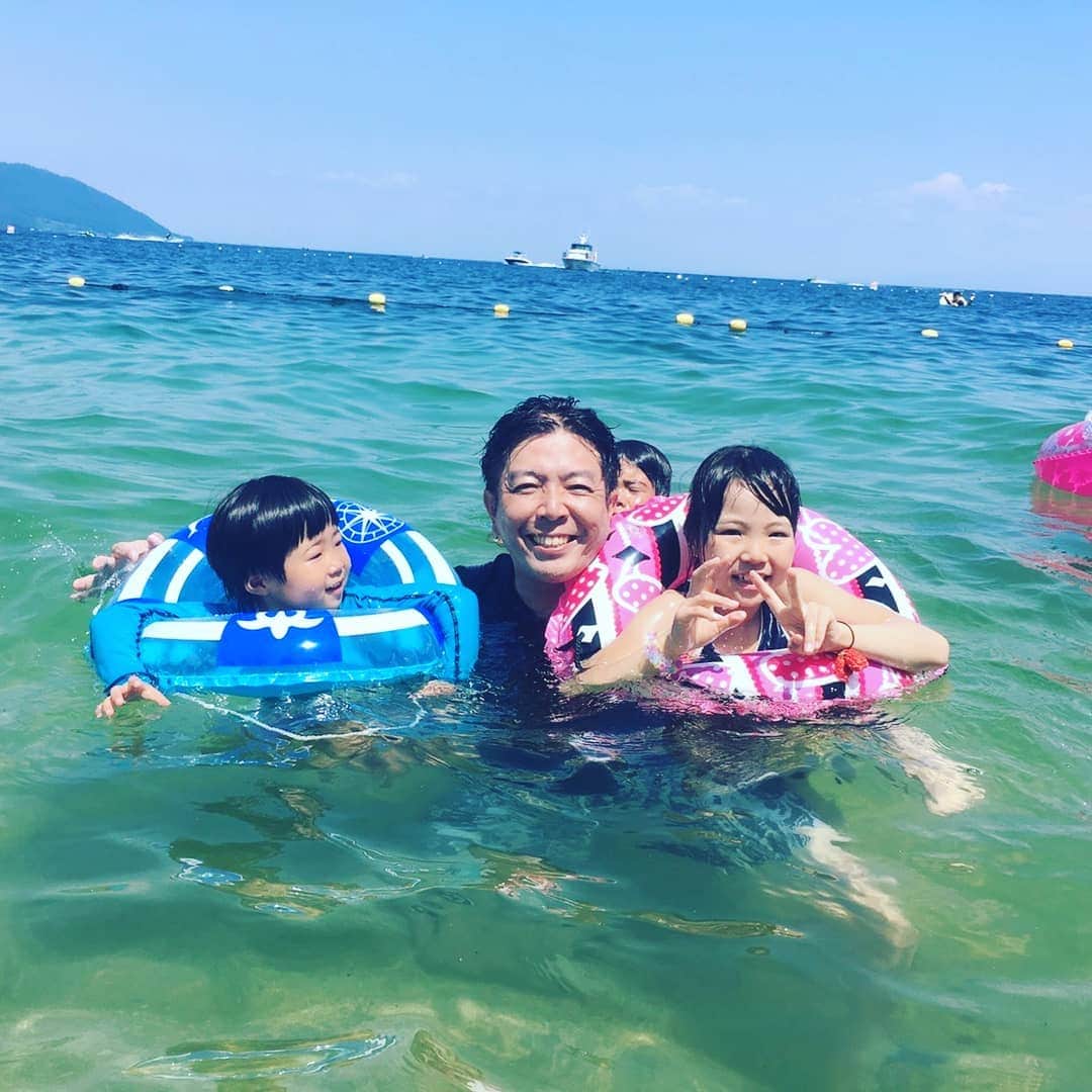 のインスタグラム：「近江舞子で湖水浴するという後輩ご一行様に急遽合流！！平和堂で娘と水着買ってGO！娘との夏の琵琶湖デートはサイコーでした。 #近江舞子  #湖水浴  #体が浮かない」