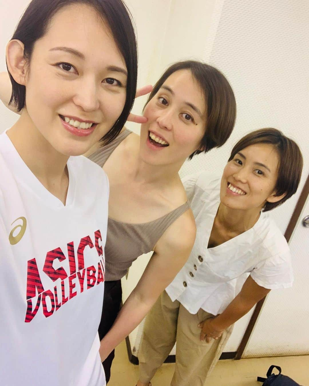 大山加奈さんのインスタグラム写真 - (大山加奈Instagram)「. . 今日はこのメンバーで あるお仕事🏐‼︎ . . 3姉妹みたい🙎‍♀️🙎‍♀️🙎‍♀️ .  いのちゃん、よく似てるって 言われるんです‼︎ . 似てますかね？？ .  ちなみに自分たちは 似てるなーって思ってます笑。 . . #3姉妹 #江戸川区仲間 #妹たち #大山未希 #井野亜季子  #asics #アシックス #asicsvolleyball」8月11日 16時19分 - kanaoyama0619