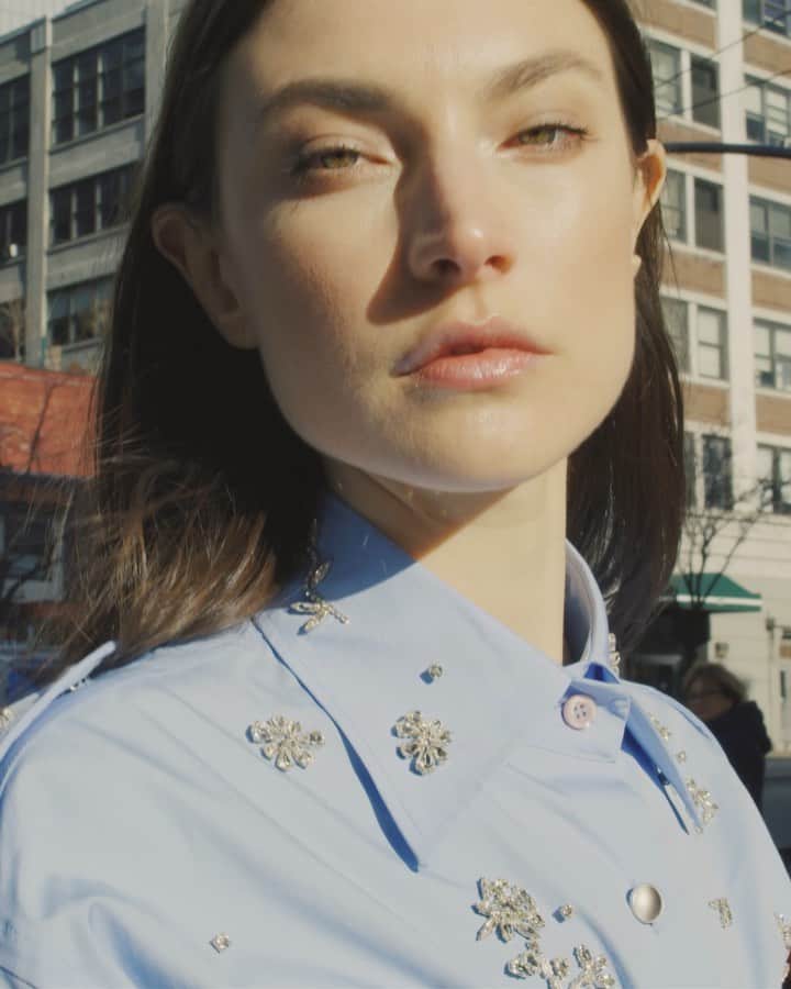 Saks Fifth Avenueのインスタグラム：「#SaksIRL: @jacquelynjablonski makes a statement in the midst of the busy city streets in a head-to-toe look from @prada. Pictured: @jacquelynjablonski Look: @prada Videographer: @braydyolson  Makeup: @makeupmark  Hair: @CharlesMcHair」