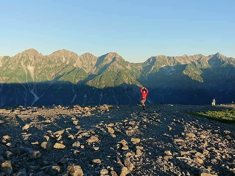 桜花さんのインスタグラム写真 - (桜花Instagram)「おはようございマウンテン🗻☀️ 本日もナイスな１日にいたしましょ✨  本日は 山の日 ！！🗻🌼 登ったり 眺めたり 山に親しむ形は色々✨  私たちを楽しませてくれる素敵な存在🗻🌼 いつもありがとう、山＼(^^)／🍀 山に親しんで感謝しマウンテン🗻☀️ 写真は北アルプス🍀  #山  #おはようございマウンテン  #山の日  #山登り #山歩き  #mountain #mountains  #mountaingirl」8月11日 7時29分 - mountainohka