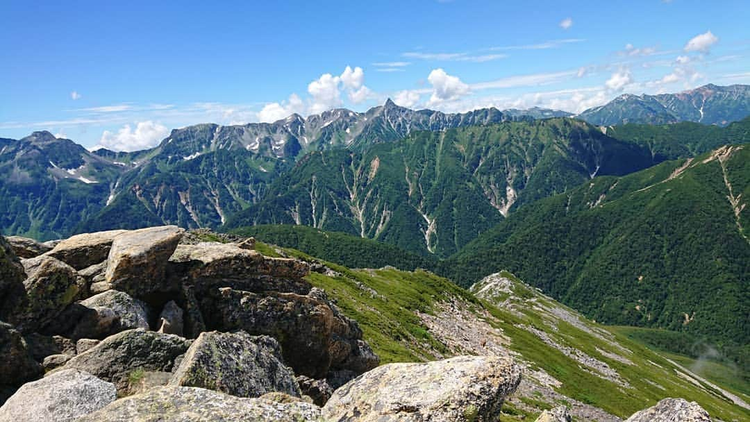 桜花さんのインスタグラム写真 - (桜花Instagram)「おはようございマウンテン🗻☀️ 本日もナイスな１日にいたしましょ✨  本日は 山の日 ！！🗻🌼 登ったり 眺めたり 山に親しむ形は色々✨  私たちを楽しませてくれる素敵な存在🗻🌼 いつもありがとう、山＼(^^)／🍀 山に親しんで感謝しマウンテン🗻☀️ 写真は北アルプス🍀  #山  #おはようございマウンテン  #山の日  #山登り #山歩き  #mountain #mountains  #mountaingirl」8月11日 7時29分 - mountainohka