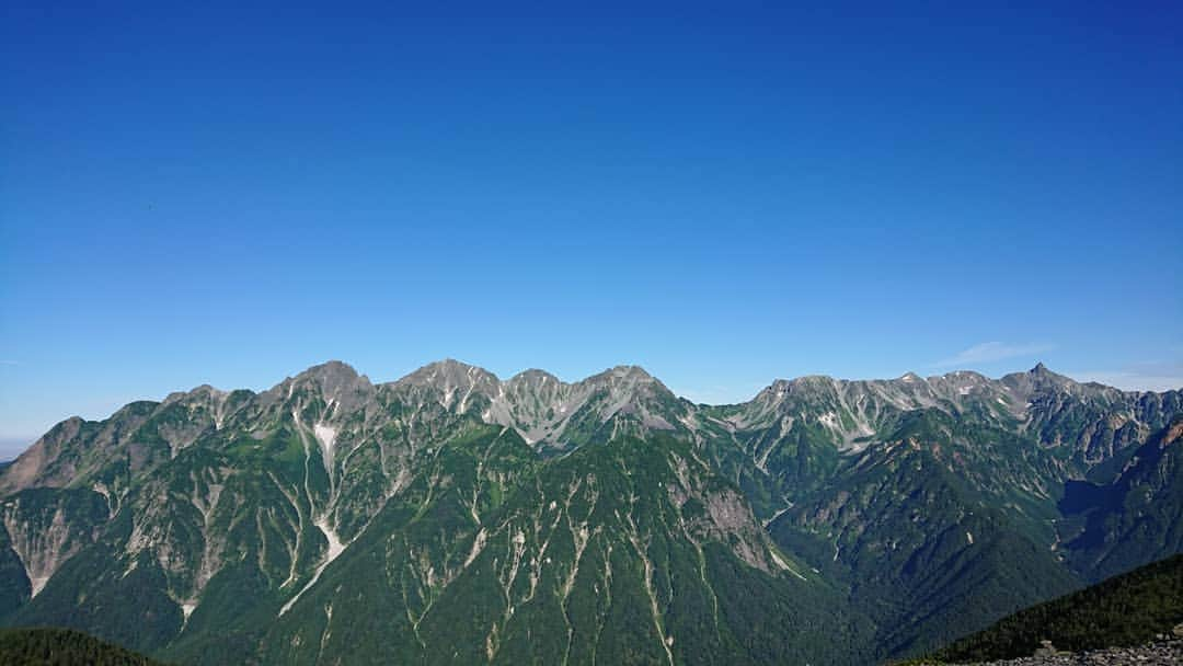 桜花さんのインスタグラム写真 - (桜花Instagram)「おはようございマウンテン🗻☀️ 本日もナイスな１日にいたしましょ✨  本日は 山の日 ！！🗻🌼 登ったり 眺めたり 山に親しむ形は色々✨  私たちを楽しませてくれる素敵な存在🗻🌼 いつもありがとう、山＼(^^)／🍀 山に親しんで感謝しマウンテン🗻☀️ 写真は北アルプス🍀  #山  #おはようございマウンテン  #山の日  #山登り #山歩き  #mountain #mountains  #mountaingirl」8月11日 7時29分 - mountainohka