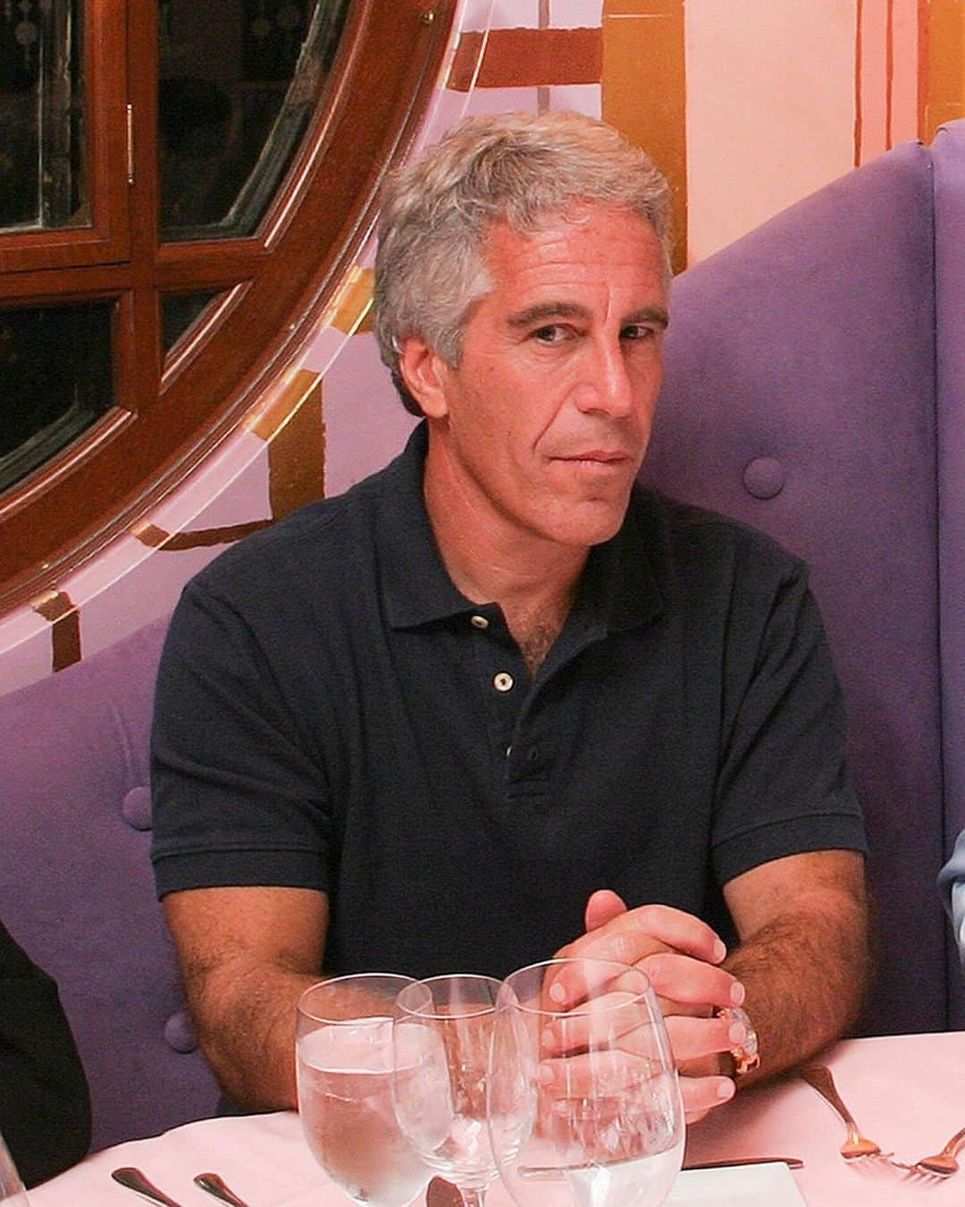 E! Onlineさんのインスタグラム写真 - (E! OnlineInstagram)「Jeffrey Epstein, the multimillionaire indicted for operating a child sex trafficking ring, died by suicide soon after his court documents were unsealed and after he was taken off suicide watch in jail. Link in bio. (📷: Getty Images)」8月11日 7時33分 - enews