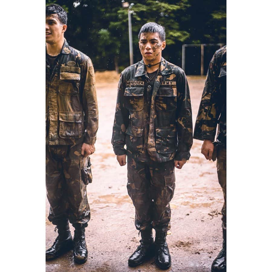 Nash Aguasさんのインスタグラム写真 - (Nash AguasInstagram)「MAHIRAP is an understatement to describe the training both physically and mentally. Physically mahirap dahil sa mga physical training tulad ng mag rappel ka sa 40ft tower, mag marcha ka sa bundok ng may 15kg na bag plus rifle, patrolling (simulation ng engkwentro sa kalaban) etc. Ang pinaka pahinga mo yung Mase-mase (military exercise) at tusok ulo. Mentally mahirap dahil swerte ka na pag may dalawang oras na tulog ka, matutulog ka sa putik habang umuulan, paparusahan ka kahit wala kang kasalanan, nung nilagnat ako ang sagot Mase-mase, kumakain kami ng sampung bilang ng nakadapa, tapos nung nahulog yung pagkain ko sa putik pinakain sakin yun. FIRST NIGHT mag quit na talaga ako to the point na tumakas ako para makatulog sa may bubong at makatawag sa bahay namin na sunduin na nila ako. Sa isip ko, “bakit ba ako nag volunteer?” hindi naman ako masel masel para kayanin lahat ng matitinding physical activities. Kapag tinuloy ko papatayin ko lang sarili ko.  Pero kinausap ako nila Sergeant, na itong “MAHIRAP” na ginawa namin, ito yung “NORMAL” na buhay ng sundalo natin. Pag ikaw, nasa giyera, limited pagkain mo nalaglag yung sayo, aarte ka at magpapakagutom? Pag pinutukan ka ng kalaban kailangan mo dumapa eh ang natapat sayo tae ng kalabaw, magpapabaril ka kasi kadiri? Kaya lagi nila sinasabi sakin “Positive thinking” lagi. Seeing the good in every shitty situation you are in (minsan literal). Ang main point ng training is tatanggalin nila lahat ng civilian ways mo, pride, kaartehan, ego etc. tapos ibi-build ka nila to be a better person. Dahil dun at dahil na rin sa mga nakakwentuhang kong sundalo na kasama namin sa klase, na nagkwento ng kani-kanilang buhay, KINAYA ko. Wala pa po sa kalingkingan ang ginawa namin pero napaka laki po nang naging epekto nito sa buhay namin. Habang buhay ko po babaunin lahat ng aral na itinuro samin ng ating mga sundalo. Hindi po kaming mga artista ang dapat may fans, hindi po kami dapat iniidolo, kayo pong mga sundalo ang tunay na idol dahil sa panahon ngayon tayo mismong mga pilipino nag aaway away naghihilahan pababa,kayong mga sundalo ang may nag aalab na pagmamahal sa mga pilipino at sa ating bansa. Saludo po kami sa inyo.」8月11日 7時35分 - zackwey