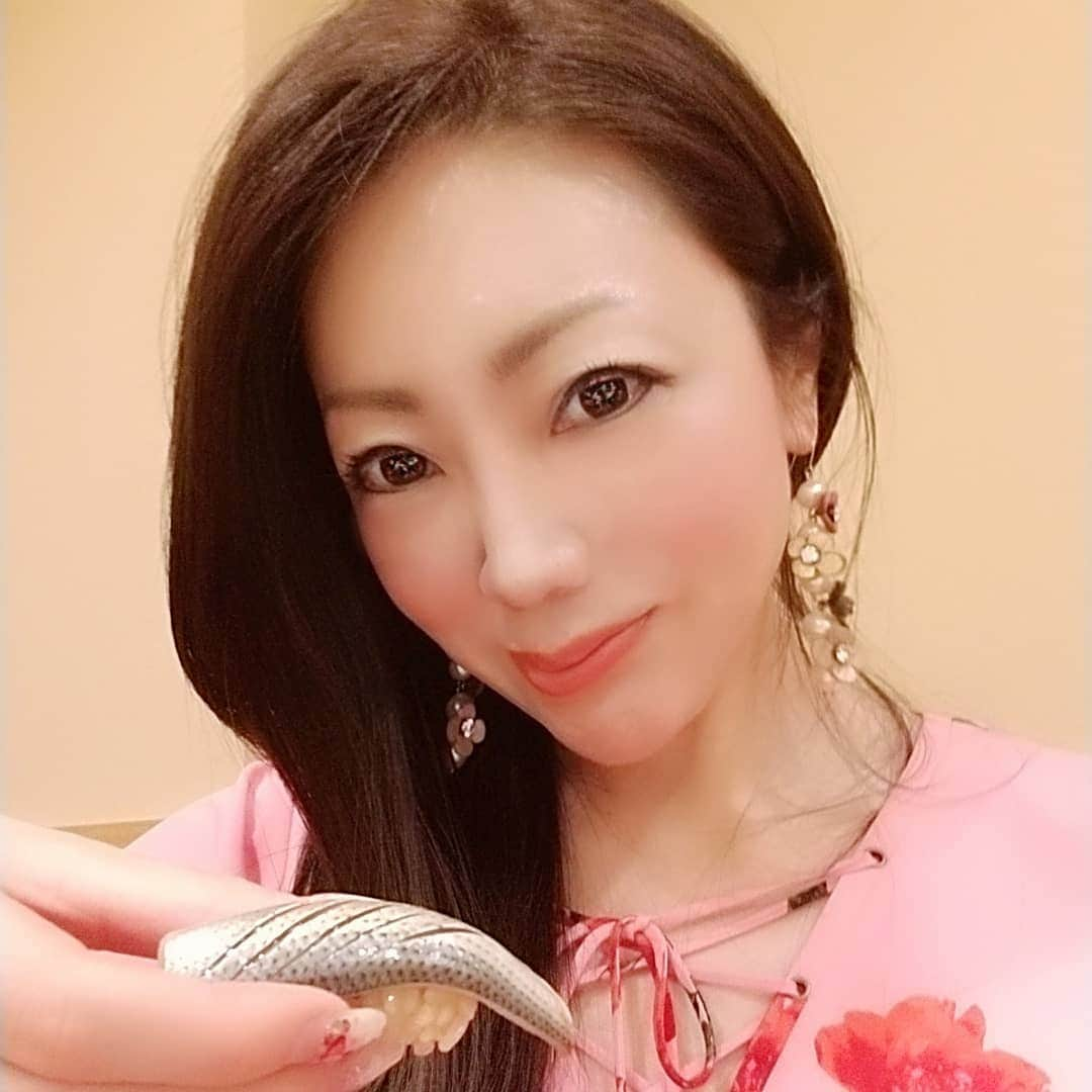 今堀恵理さんのインスタグラム写真 - (今堀恵理Instagram)「少し前に行った西天満の『寿し処すみれ』 こちらの大将の嶋田憲太郎氏は長年北新地のミシュラン鮨、黒杉さんで修行された方です  大将の優しい雰囲気がお鮨にも出てます  私的に量もベストだし味も好みです。そして北新地近くなのにコスパも良いですよ💕日本酒もなかなかレアなのが有りますよ  食後は北新地のクラブJuniorで優しいママと美人ちゃんに囲まれてドンペリを🍸 飲みました  その後は　@miimi__miimi ちゃんのお知り合いの　@rikako101  さんのお店に行ったよ。いっぱい笑った楽しい夜  すみれさんの場所は元美菜月さんのあった場所だよ  #北新地　#寿し処すみれ　#北新地グルメ　#寿し　#西天満グルメ　#ミシュラン大阪　#日本酒　#黒杉　#美菜月 　#西天満ディナー 　#ドンペリ　#美人の友達　#美人ママ　#domperignon」8月11日 7時47分 - eriimahori