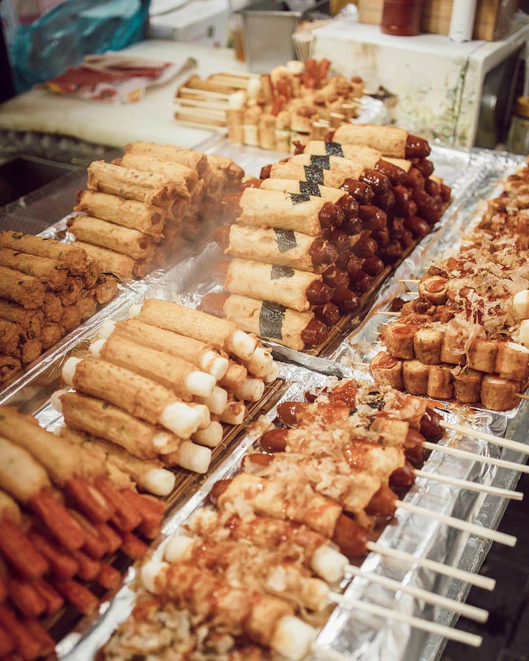 W E Y L I Eのインスタグラム：「Street food heaven 🍢 We spent the past 2 days exploring Hongdae and Myeongdong. What surprised me the most was how there were hardly any trashcans around, but both neighborhoods remain clean despite all the street food stalls & people! Also loved that there were healthy street food options such as fresh cut fruit and fresh pressed juices 🍑」