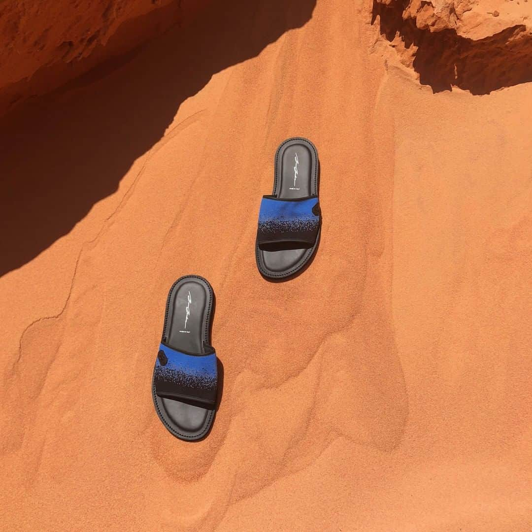 ブルーノボルデーゼさんのインスタグラム写真 - (ブルーノボルデーゼInstagram)「Glides on the red sand #CANOAQUEBRADA #BRAZIL . . . . . . . #sandals #brunobordese #black #leather #blueblack #man #summer #rubbersole #design #shoes #summeredition #fashion #style #mood #instagood #shoesoftheday #shoesaddict #instashoes #madeinitaly #trip #holidays #red #sand #beautiful #beach」8月11日 8時00分 - brunobordese_official