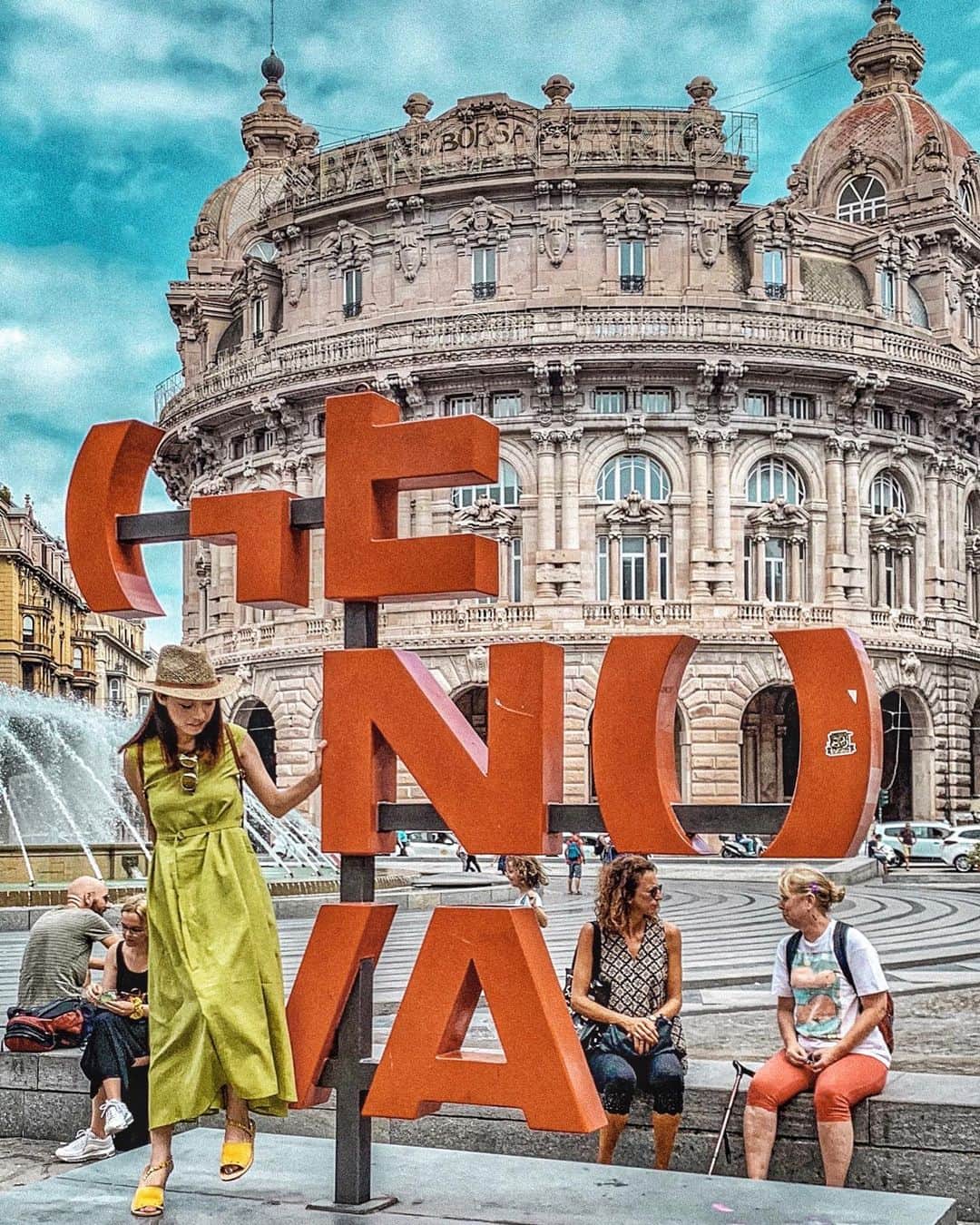 松林裕香さんのインスタグラム写真 - (松林裕香Instagram)「地元民の憩いの場、フェラーリ広場。 空と赤いオブジェのコントラストが素敵。 ✔︎ Genova  ーーーーーーーーーーーーーーーーーーーーーーーーーーーー  マイノリティーってどう思う？ 私は小さい頃からよく"変わってるね"って言われてきたから 多分変わった人間なんだろうけど、 その反面 変わってるってあなたの基準だよね？ 私はあなたに共感できないけど。 って思うことが多かった。 マイノリティーな事をちょっと偏った目で見がちな 日本人の感覚、、、どうにかなんないかなー。 他人からの見え方を気にして気にして あの人がこう思うからとかさ そんなん考えて行動しないで、 え、あなたは私の事そんな風に思ってるの？ あっそう、私はこれでいいと思ってるわっ♡ くらいで。 人に対してのストレスを感じなきゃいけない時間があるなら、 その時間を私は好きな人をより愛する時間に使いたいなと思うのですよ。 . #Italy#Genova#イタリア#ジェノバ#yukajourneyy#ファッション#コーデ#旅#タビジョ#フォトジェニック#写真」8月11日 8時09分 - yukapiano_