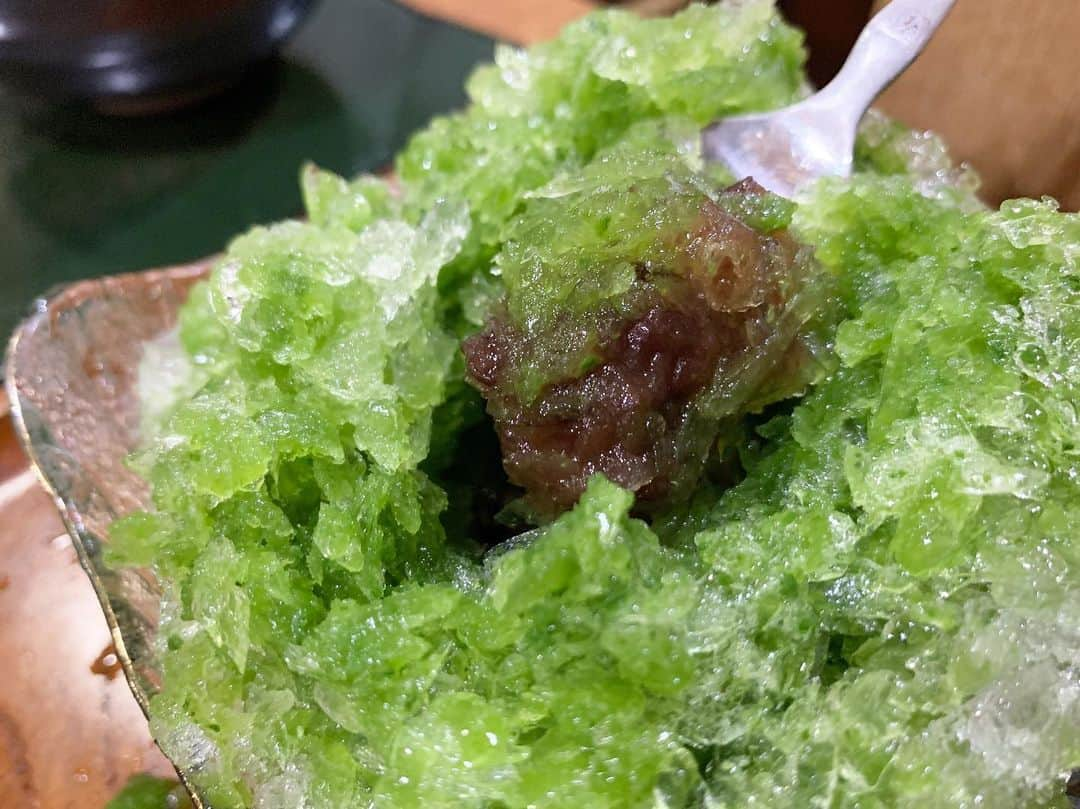 吉田奈央さんのインスタグラム写真 - (吉田奈央Instagram)「甘味喫茶🍵  神保町にある【大丸やき茶房】  懐かしの昔ながらの店内がこれまた雰囲気いい！🥺 ✨  大丸やきはホットケーキ生地でもっちりしてた🥞💕 夏はかき氷もあって今回は1位人気の宇治抹茶を堪能🍧 中からどっさり粒あんがでてきた👀  大丸やきもだけど、ここの餡子ね本当美味しかった🥰💓 #大丸やき茶房#甘味茶屋#甘味処#神保町カフェ#お抹茶#japanesesweets#かき氷#かき氷巡り#かき氷部#かきごおりすと#かきごーらー #東京かき氷#東京かき氷巡り #宇治抹茶#宇治抹茶かき氷#和スイーツ#和スイーツ部#和カフェ」8月11日 8時09分 - nao70818