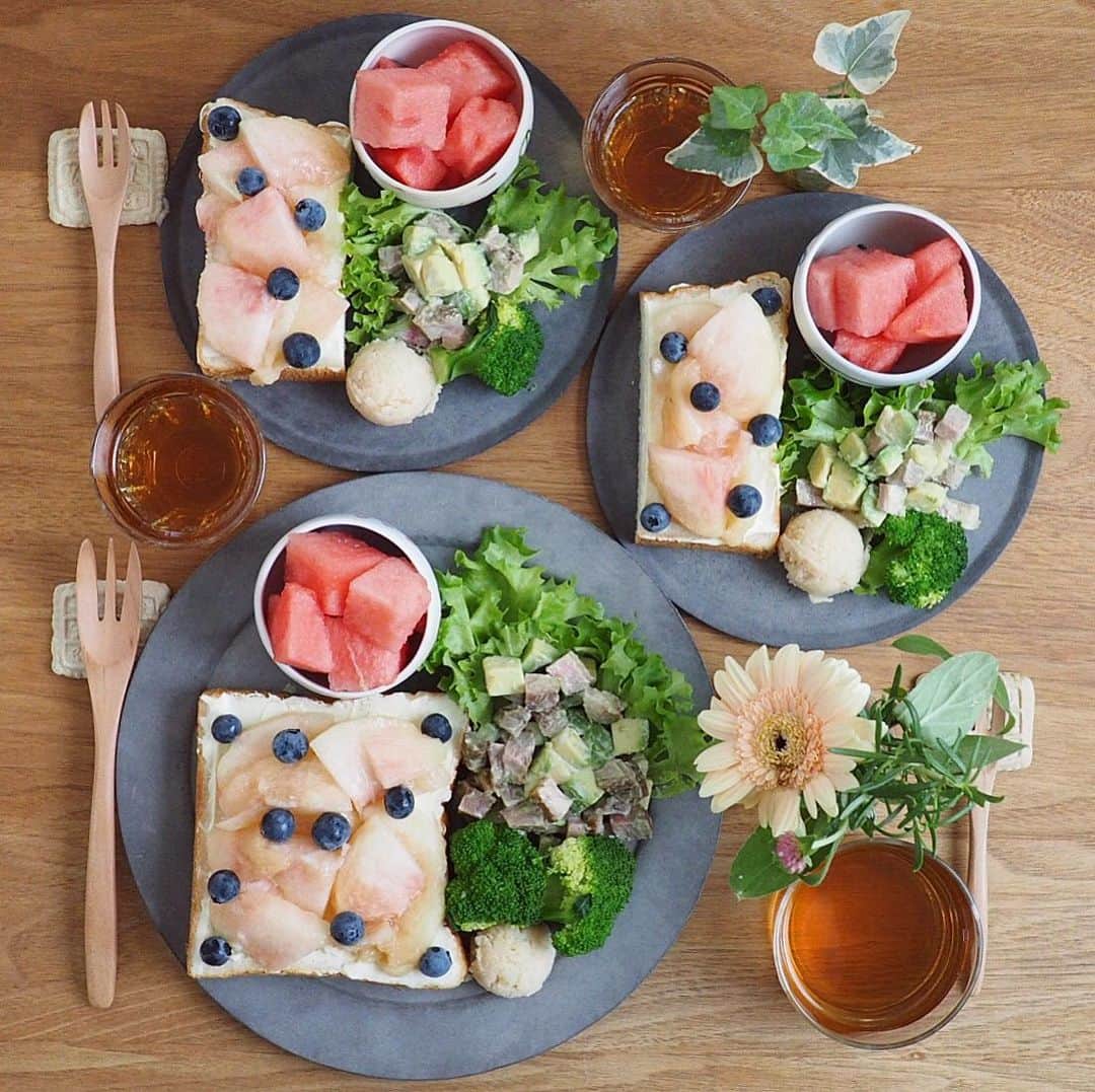 のインスタグラム：「あさごはん ・ ・ こちらは投稿していなかった 桃トーストの朝ごパン ・ 今年は日照不足で桃の収穫が少ないそうで スーパーなどでもお高めな気がする🍑 クリチを塗ったパンにジューシーな桃が美味しかった😋✨ ・ ・ 今日はこれから 祖母のいる山形へ〜 毎年恒例になりつつある山形帰省からの夫実家の水戸帰省がセットの１週間 おいしいものたくさん食べてきたいと思います♪♪♪ 2019.8.11」