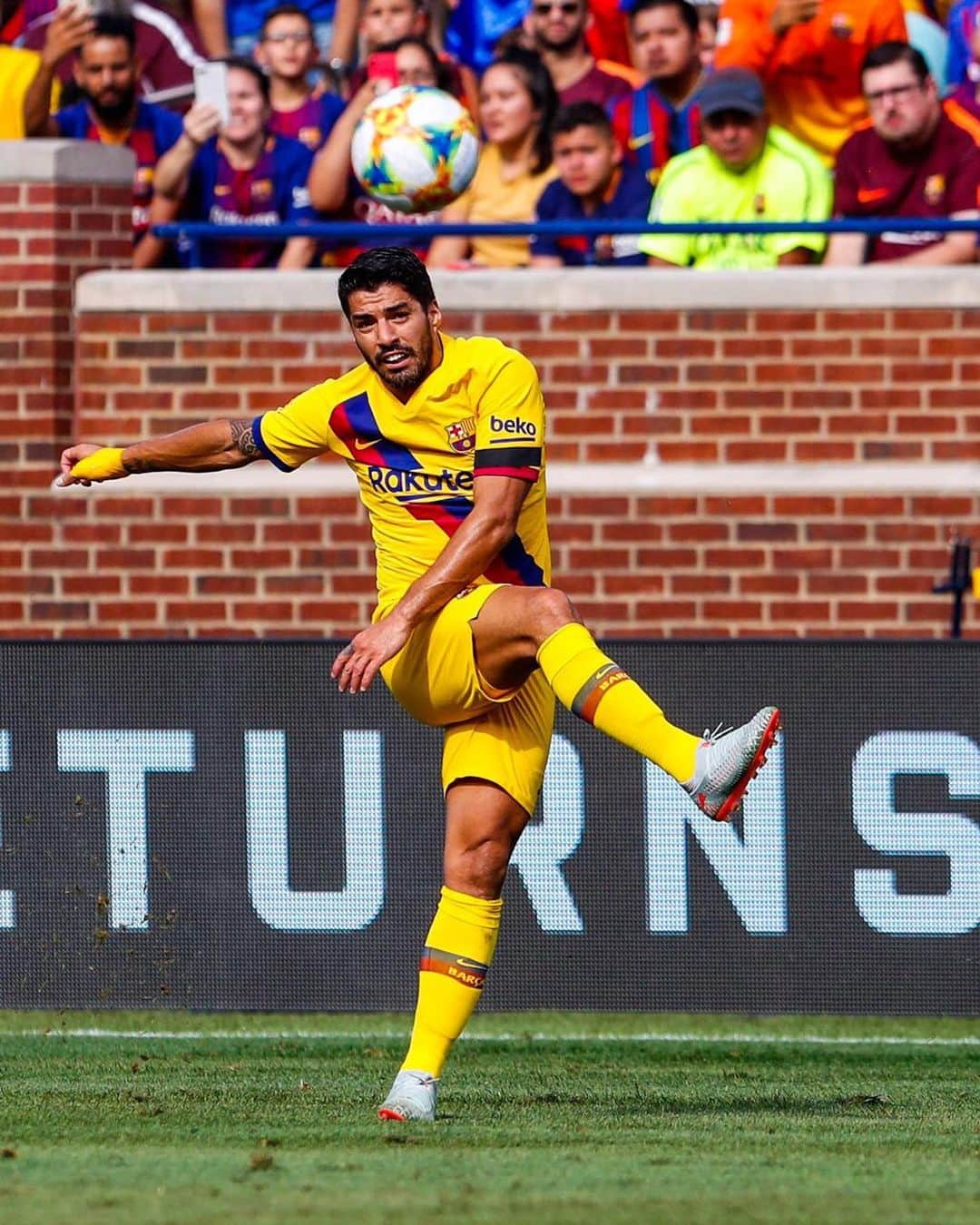 FCバルセロナさんのインスタグラム写真 - (FCバルセロナInstagram)「🏁 HAIL TO THE VICTORS! 🏆 Napoli v Barça (0-4) 📍Michigan Stadium, @umichathletics ⚽️ Suárez x2, Griezmann, Dembélé 🔵🔴 #ForçaBarça #BarçaUSTour」8月11日 8時09分 - fcbarcelona