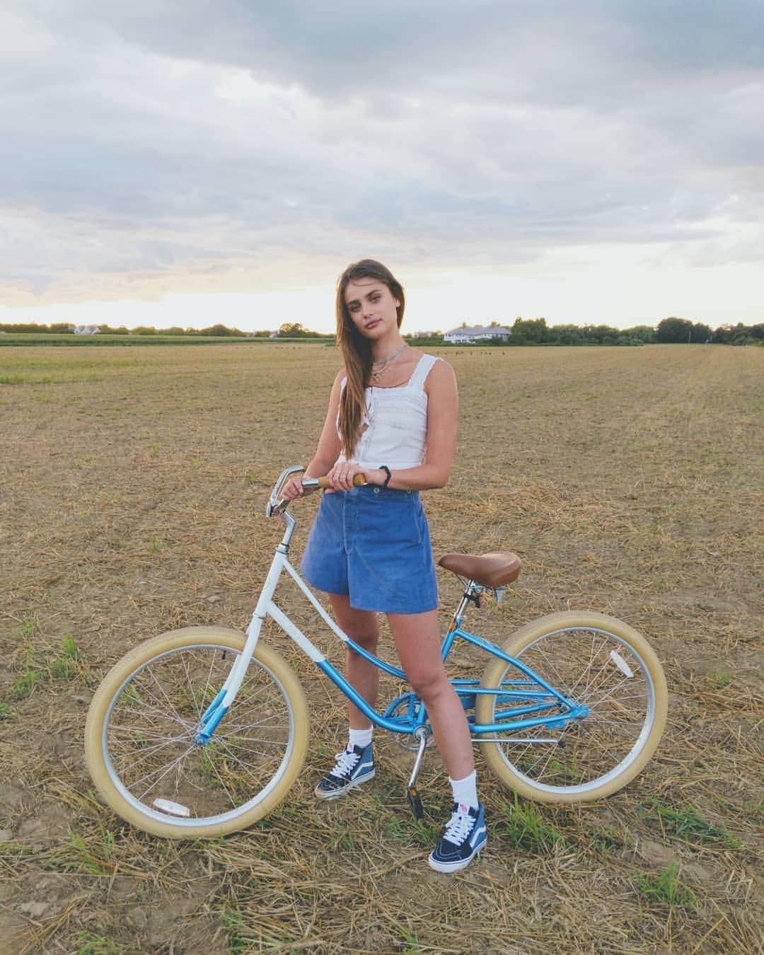 テイラー・ヒルさんのインスタグラム写真 - (テイラー・ヒルInstagram)「Sunset bike rides are the best 🚴」8月11日 8時21分 - taylor_hill