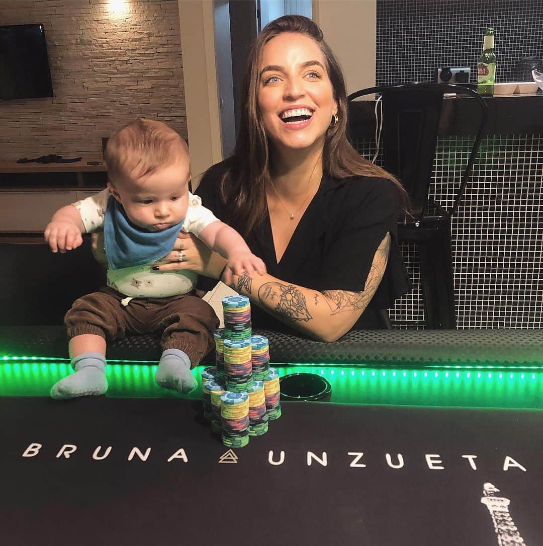 Bruna Unzuetaのインスタグラム：「Ontem foi dia de Home Game em casa 😍  muuuito chique com minha mesa de poker e fichas personalizadas com meu nominho ♠️♥️♣️♦️• @real_poker」