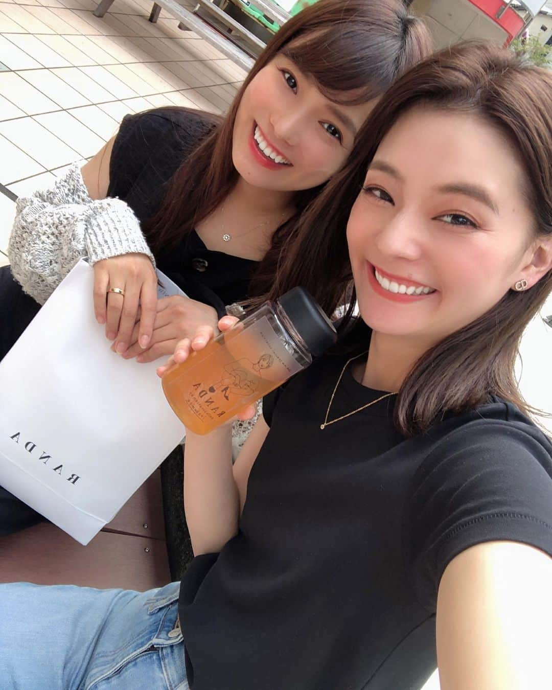 小濱庸子さんのインスタグラム写真 - (小濱庸子Instagram)「おはよーございます！ 先日酒匂さんと展示会にいってきた✨今年はすこしガーリーめの服が流行るとかなんとか？？ かわいい靴も👠👢早く届かないかなー🥺❤️そして、花柄のレトロなワンピースに一目惚れをした😭❤️ 酒匂さんの母話を聞くと、最近は母性が疼きすぎて、、、笑 そんな30歳の夏。 #展示会 #fashion #ガーリーコーデ #randa #シューズ  #めちゃわらってる #笑顔 が#一番 #秋冬 #aw #花柄ワンピース」8月11日 8時13分 - hamachan1020