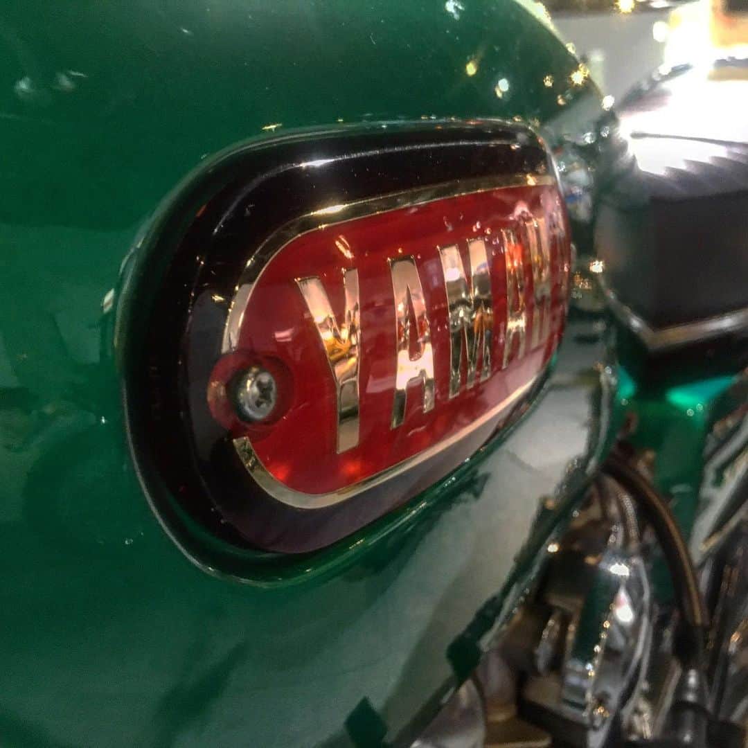 のインスタグラム：「【夏休み企画】ヤマハバイクヒストリークイズ✨【コメントしてね】  現在「連休企画」としまして、静岡県磐田市にあるヤマハ発動機ミュージアム、”コミュニケーションプラザ”にて展示中の歴史車両より、バイクの一部を写したクイズを出題しております！皆さまの「ヤマハマニア度」が分かるかも…🤔💡？！ 昨日の第一回へのご参加ありがとうございました！  第ニ回の本日はこちら！「赤トンボ」ことYA-1とは一転、今度は鮮やかな緑のボディのようです🤔ヒントは「ヤマハ発動機初の4ストロークモデル」「1970年発売」です💡 さて、分かった方はコメント欄にて車種名、愛称なども一緒にお答えください！  答えの発表は8/11(日)21:00頃を予定しております☺️✨！ なお、コミュニケーションプラザは8/10-8/18は休館日となりますので、ご了承くださいませ。  #ヤマハバイクヒストリークイズ #ヤマハ #ヤマハが美しい #コミュニケーションプラザ #歴史車両 #夏休み #クイズ #yamaha #yamahamotocycle #history #communicationplaza #quiz #whoami」