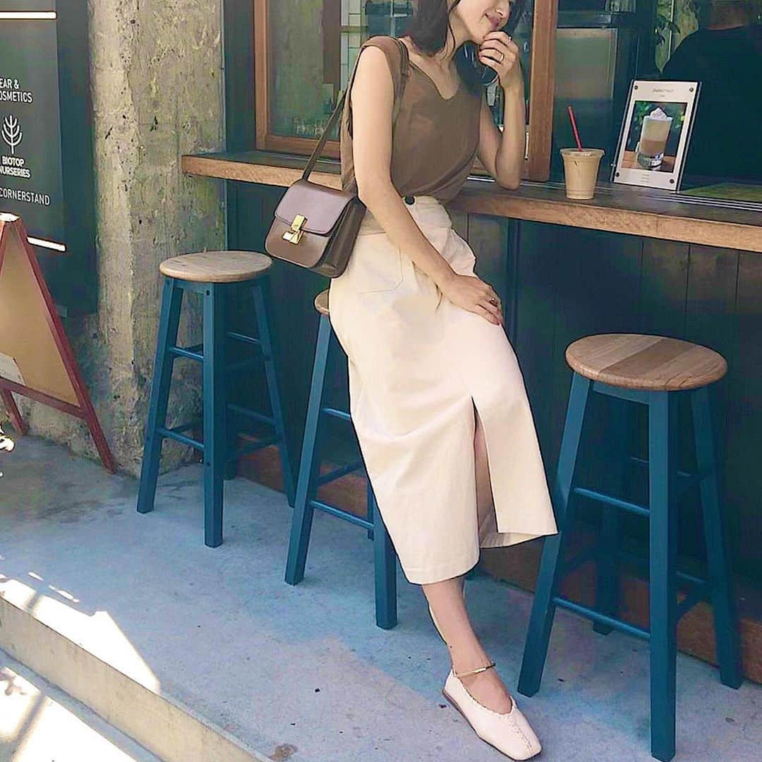 美生のインスタグラム：「この大好きなタンクが﻿ 30%offに✔︎﻿ #レイヤード風タンクトップ﻿ ﻿ ちなみにこのスカートは﻿ 47%off😳﻿ アイボリーは完売してるけど﻿ ブラック残り僅か✔︎﻿ #コットンAラインスカート﻿ ﻿ 靴はアイボリーとブラックの﻿ 2色買いしちゃった🥰﻿ #アンクルメタルスクエアトゥバレエシューズ﻿ ﻿ ﻿ お盆中もDonobanから﻿ 大切なお知らせがあるので﻿ ぜひチェックしてくださいね♡﻿ ﻿ ﻿」
