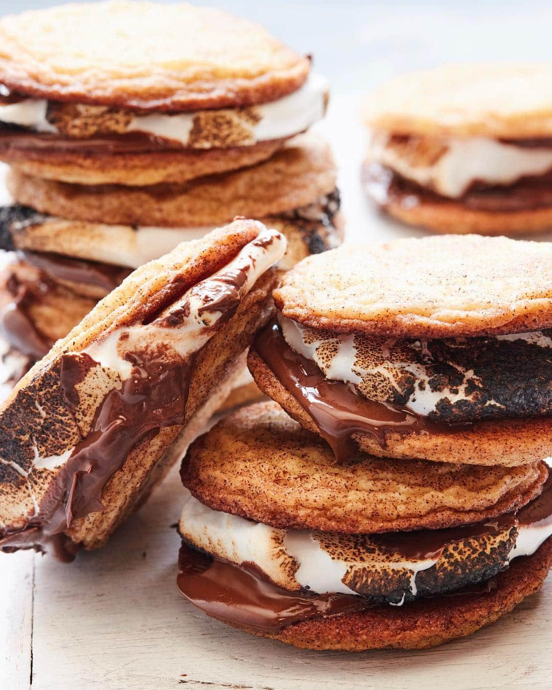 Gaby Dalkinさんのインスタグラム写真 - (Gaby DalkinInstagram)「Taking #nationalsmoresday to a new level with snickerdoodle cookies to give you Snickerdoodle S’mookies. It’s V extra」8月11日 8時27分 - whatsgabycookin