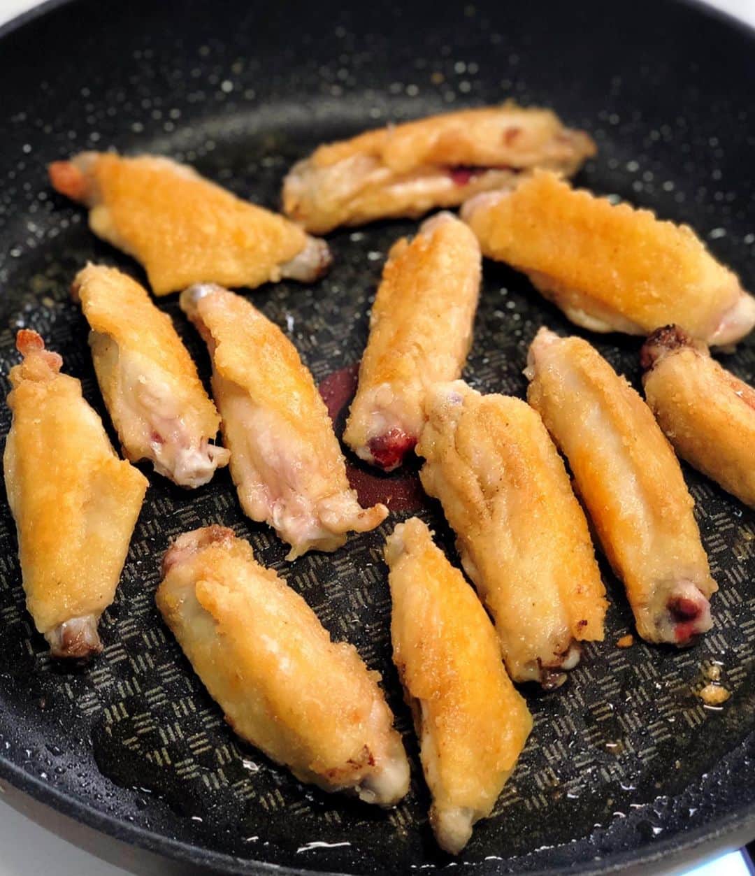 Mizuki【料理ブロガー・簡単レシピ】さんのインスタグラム写真 - (Mizuki【料理ブロガー・簡単レシピ】Instagram)「・ 【レシピ】 ♡さっぱりコクうま♡  手羽中のマヨポン焼き ・ おはようございます(*^^*) 今日ご紹介させていただくのは 手羽中のマヨポン焼き♡ ささっと焼いた手羽中に マヨポンだれをからめました♩ さっぱりコクのある味わいで 暑い時でも食べやすいですよ〜♫ 作り方も調味料もシンプルなので お気軽にお試し下さいね(*^^*) ・ ・ ーーーーーーーーーーーー 【2人分】 手羽中...12本 塩こしょう...少々 ●片栗粉・薄力粉...各大1 ごま油...大1.5 ☆ぽん酢...大3 ☆マヨネーズ...大1 (あれば)白炒りごま...適量  1.手羽中は骨に沿って包丁で一本切り込みを入れ、塩こしょうを振る。ポリ袋に手羽先と●を入れ、シャカシャカ振ってまぶす。 2.ごま油を中火で熱したフライパンで1を転がしながら焼く。全体に焼き色がついたらフタをし、弱火で4分蒸し焼きにする。 3.火が通ったら余分な油を拭き取り、☆を加えて煮からめる。器に盛り、ごまを振る。 ーーーーーーーーーーーー ・ ・ ブログにはポイントも書いているので よかったらご覧下さいね(*^^*) ・ ・  #ブログ更新しました ・ ・  ブログ(レシピ)はホームのリンクよりご覧下さい↓ @mizuki_31cafe 【Mizuki公式ラインブログ】 https://lineblog.me/mizuki_official/ ・ ・ #手羽中 #鶏肉#マヨポン #Mizuki#簡単レシピ#時短レシピ#節約レシピ#料理#レシピ#フーディーテーブル#ブログ#おうちごはん#おうちカフェ#デリスタグラマー#マカロニメイト#サンキュインスタ部#料理好きな人と繋がりたい#料理ブロガー#おうちごはんlover #foodpic#food#follow#cooking#recipe#lin_stagrammer」8月11日 8時34分 - mizuki_31cafe