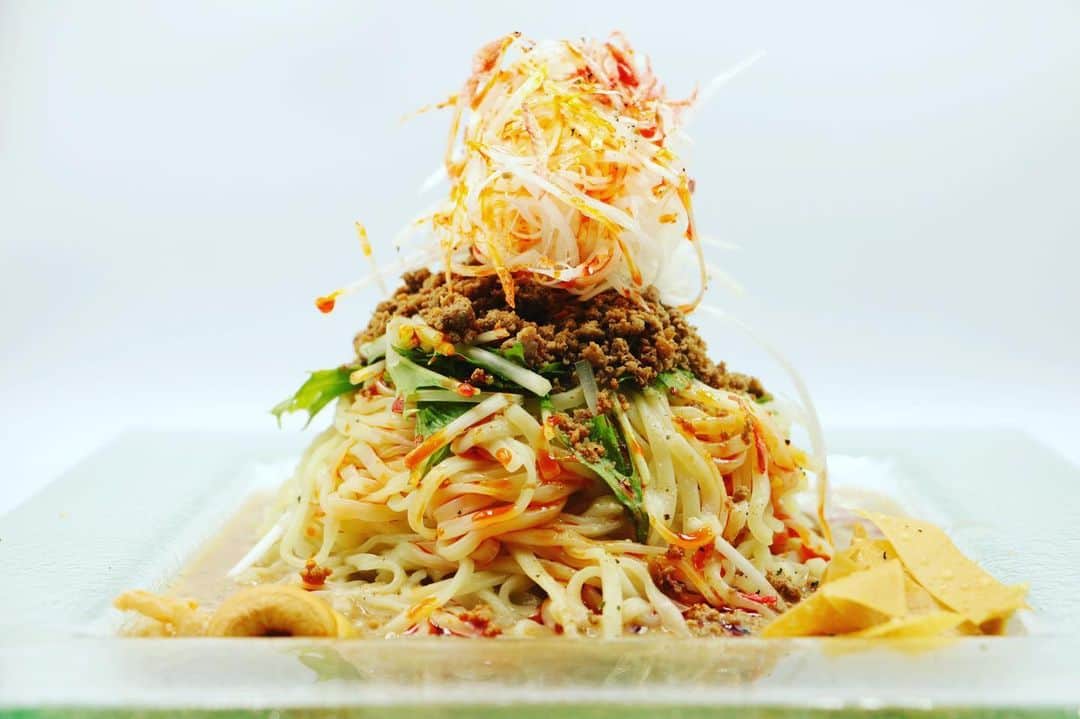 のインスタグラム：「今日は #山の日 ⛰ 山のような盛り付けの「冷し汁なし担担麺」。 期間限定商品となっております。 食欲が低下しがちな暑い日でも、ヒヤヒヤ皿に載ったさっぱり香醋と濃厚なごまだれとシャキシャキ野菜がスーッと胃袋を満たしてくれますよ🐧  #175deno  #担担麺 #担々麺 #ramen  #ラーメン #麺スタグラム #札幌ランチ #札幌グルメ #sapporo  #北海道 #hokkaido  #ランチ #痺れ #花椒 #マー活 #シビ辛 #四川料理 #食べログ百名店 #銀座 #ginza  #新宿 #銀座グルメ #新宿グルメ #tokyo #東京 #おひとりさま #冷やし担々麺  #冷やし」