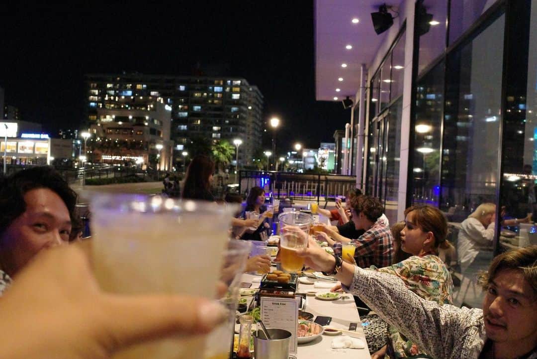 長津 健一郎のインスタグラム：「八王子から新メンバー2人の歓迎会を千葉みなと #pier01  海辺でBBQ🍖 愉快な仲間たちです！ コンセプト nothing can be more beautiful ナッシング キャン ビー モア ビューティフル —————————————— ---------------------------- #GranCieux  #quatrochiba #サロモ  #メイク #美容 #ヘアスタイリスト  #ひたちなか #コーディネート#コーデ #quatro  #hairstyle  #hairstyles  #hairstylist  #ヘアサロン#ファッション#千葉中央 #撮影会 #撮影 #モデル #撮影モデル募集 #サロン #水戸 #instagood #photooftheday #love #followme」