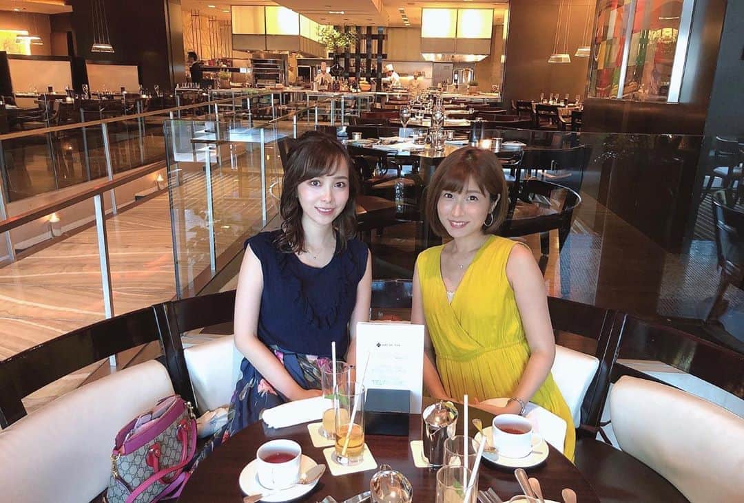 黒澤詩音のインスタグラム：「*﻿ 1枚目📷﻿ ﻿ #武裕美 さんとアフタヌーンティー☕️✨﻿ ﻿ ﻿ 昨日も #グリーンチャンネル パドック中継🏇ありがとうございました😊﻿ 同じ番組を担当しているものの、﻿ 曜日が違うのでなかなかお顔をあわせることが出来ず。。久々にお会いできました🌟﻿ ﻿ 裕美さんのお人柄が素敵で、大好きで、﻿ いつもまとわりついています😏笑﻿ そして、お仕事でも裕美さんから学ばせていただいています🙇‍♀️ 今日は日曜なので裕美さんがパドック中継担当ですよ🐴💓 ﻿ ﻿ ありがとうございました🌟﻿ ﻿ ﻿ ﻿ 2枚目📸﻿ ﻿ 学生の頃から仲良くしていただいている、﻿ ゆうかさんとしおりちゃん💕﻿ ﻿ みんなで会うと常に笑っています。笑﻿ この日もずーっと笑っていました😂﻿ ﻿ またすぐ会いたいです🌟﻿ ﻿ ﻿ #afternoontea #roppongi ﻿ #grandhyatttokyo #nakameguro」