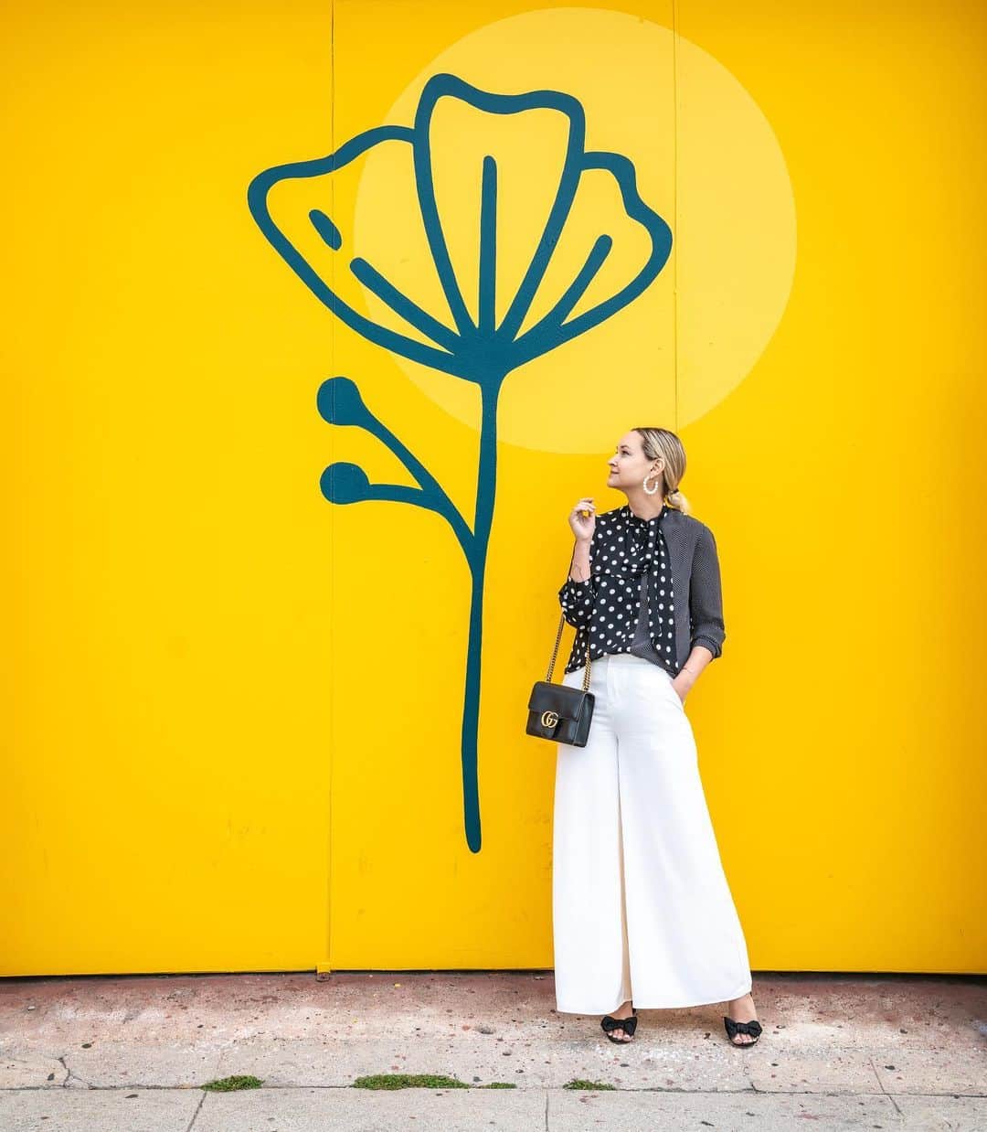 リズ・チェルカソワのインスタグラム：「Flower for scale」