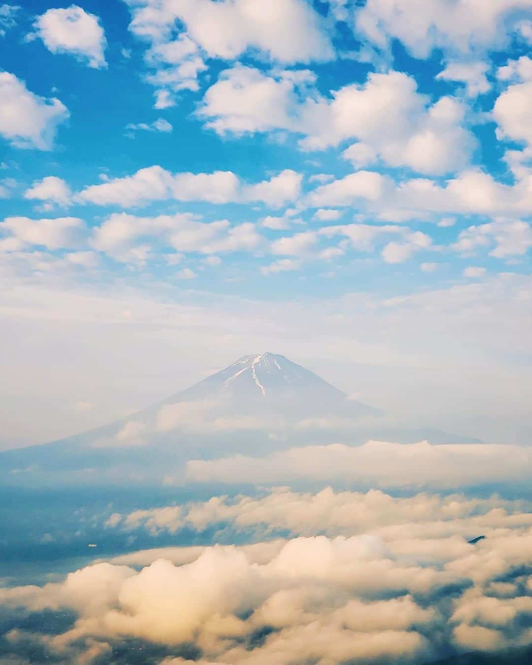 Galaxy Mobile Japanさんのインスタグラム写真 - (Galaxy Mobile JapanInstagram)「今日は #山の日 ということで、日本一の山「富士山」をお届けします♪やっぱり美しい景色でした👀✨ ドライブなど、夏のお出かけに行くなら、ぜひGalaxyのInstagramで旅行先を見つけてみてくださいね🚗 📸#GalaxyS10 #withGalaxy Photo by @t.1972 ・ ・ ・ #富士山 #富士山🗻 #夏休み #夏旅 #山好き #山歩き #山登り #mtfuji #Galaxyカメラ部」8月11日 9時00分 - samsungjpn