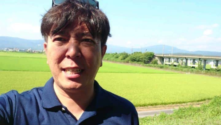 のインスタグラム：「次男のサッカー合宿。こんな灼熱直射日光で生きてられるのが信じられない！！でもなぜかこれがゴルフ場ならおじさんも生きてられるのが不思議(笑) #夏合宿 #安曇川 #少年サッカー」