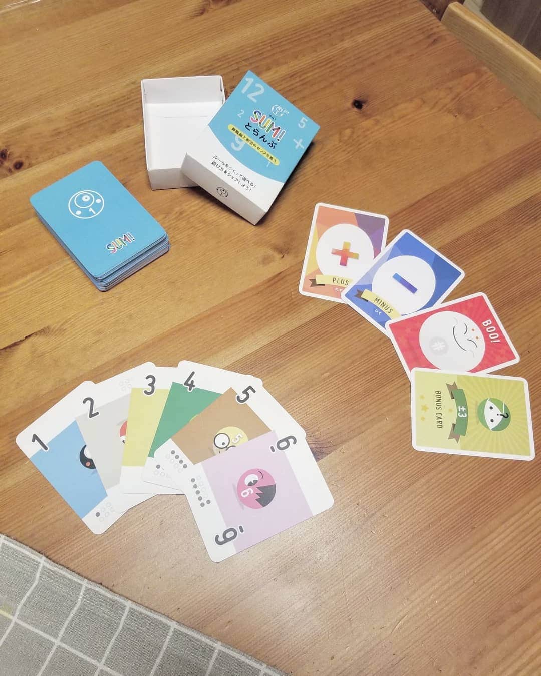 koyukkuma 一条工務店さんのインスタグラム写真 - (koyukkuma 一条工務店Instagram)「• @enfani_inc さまより 算数脳と創造のセンスを養う「サムとらんぷ」をプレゼントしていただきました😊 • ルールを自分で作って遊べる！ 新しいカードゲームです。 • 数字を理解しやすいデザインなので、幼稚園児でも遊びながら数字のお勉強ができちゃう🎵 • 数字が分からなくても大丈夫！ 数字の横の●の数が分かりやすい！ • 小5の長男が足し算を使ったゲームを考えて妹と遊んでいました。 • 知育おもちゃを買い与えたい私と知育おもちゃが好きな子どもたちにピッタリのカードゲームでした💕 • #サムとら  #あんふぁに #知育 #知育おもちゃ #算数 #幼稚園 #小学生 #子ども #トランプ #おもちゃ #カードゲーム • #暮らし#暮らしを楽しむ#日々のこと#日々の暮らし#日々#子どものいる暮らし#シンプルな暮らし」8月11日 9時06分 - kumasan_ismart