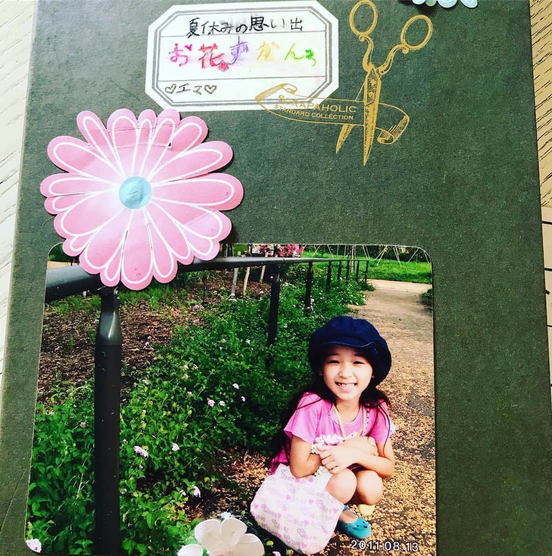前野えまさんのインスタグラム写真 - (前野えまInstagram)「夏休みといえば自由研究🌻 小2の頃に神奈川県平塚市の「花菜ガーデン」に行ってお花について自由研究をしました。 たくさん写真を撮って図鑑で調べて作った「エマのお花図鑑」💐 懐かしい思い出です🌱  #夏休み #夏休み自由研究 #自由研究 #花 #花図鑑 #神奈川県 #平塚市 #花菜ガーデン #花菜ガーデン平塚 #夏の思い出 #夏の工作 #夏の花 #懐かしい思い出 #前野えま #FAVO♡ #みんなでおこそうfavo革命」8月11日 9時07分 - maeno_ema
