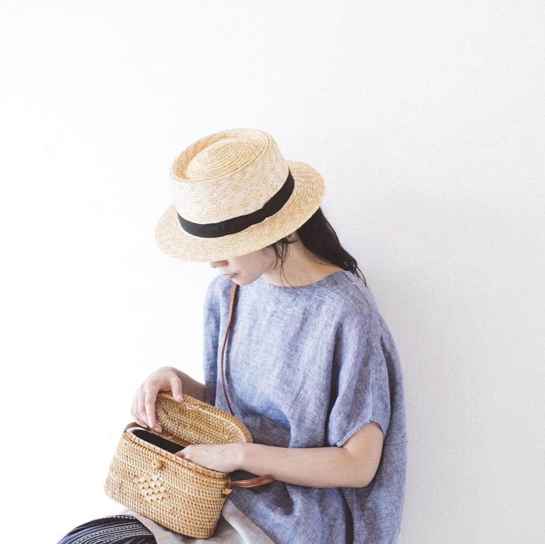 ナチュランさんのインスタグラム写真 - (ナチュランInstagram)「夏の着こなしを、おしゃれにしてくれる季節の小物をご紹介します。 ﻿ ﻿ -----------﻿﻿﻿﻿﻿﻿﻿﻿﻿ ■Karima/カリマ ポークパイ型[BPK-2G18-0843-A]﻿ 埼玉県の伝統工芸品に認定されている田中帽子店の麦わら帽子。﻿ ﻿ ﻿ -----------﻿﻿﻿﻿﻿﻿﻿﻿﻿ ■Carla/カーラ ボーラー型[BPK-2G18-0840-A]﻿ こちらも埼玉県の伝統工芸品に認定されている田中帽子店の麦わら帽子。﻿ ひとつひとつ熟練の職人の手により作られています。﻿ ﻿ ﻿ -----------﻿﻿﻿﻿﻿﻿﻿﻿﻿ ■andari hat[ADP-2G29-0879-B]﻿ ペーパー素材で作られたシンプルで合わせやすいサマーハット。﻿ 柔らかな素材なので折りたたんでバッグで持ち運びすることもできます。﻿ ﻿ ﻿ ﻿ ------------------------------﻿﻿﻿﻿﻿﻿﻿﻿﻿ ▶️お買いものは写真内のタグをタップしてくださいね。またはプロフィールからもナチュランへリンクしています。→@natulan_official﻿﻿﻿﻿﻿﻿﻿﻿﻿ ﻿﻿﻿﻿﻿﻿ ▶️写真内のタグは、販売中でも消えている場合がございます。ぜひ、ナチュランの検索窓から、商品コード又は商品名を、検索してみてくださいね。﻿﻿﻿﻿﻿﻿﻿﻿﻿ ﻿﻿﻿﻿﻿﻿ ▶️プロフィール画面では、季節のおすすめ商品や、再入荷情報をご紹介しています。ぜひ、ご覧くださいませ。→@natulan_official﻿﻿﻿﻿﻿﻿﻿﻿﻿ ﻿﻿﻿﻿﻿﻿﻿﻿﻿ -----------﻿﻿﻿﻿﻿﻿﻿﻿﻿ #lifewear #fashion #今日のコーデ #コーディネート #ファッション #ナチュラル #ナチュラン #natulan #日々の暮らし #暮らしを楽しむ #シンプルライフ #シンプルコーデ #シンプル #夏コーデ #大人女子 #大人コーデ #旅の準備 #日よけ #麦わら帽子 #田中帽子店 #ナチュラルコーデ #紫外線対策 #ナチュラン特選」8月11日 9時08分 - natulan_official