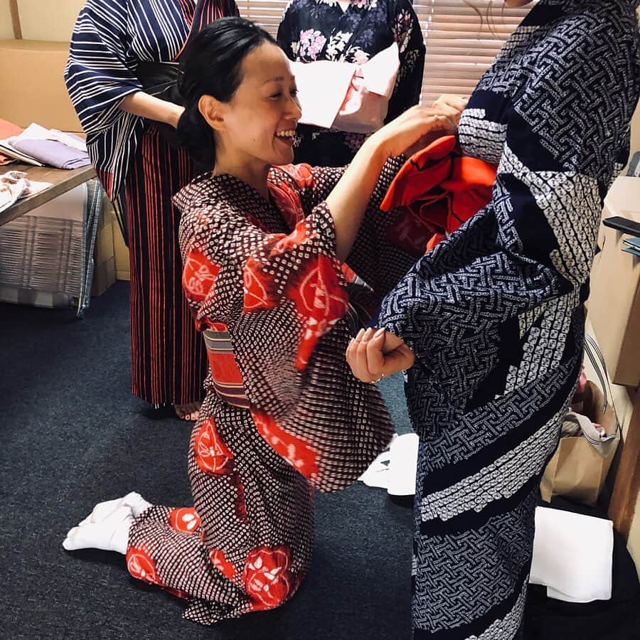 Hiroe Hiranoさんのインスタグラム写真 - (Hiroe HiranoInstagram)「着物家 @hitomiito_ の着付けレッスンへ👘 タスキをつけて発酵料理作りも、また別レポで☺️ . #鏡を見ないで五感を感じながら 。 . こんなに気持ちよく着付けられた事が初めてで。 ひとみ先生のお話は目から鱗で。 #メディテーション のように自分と向き合いながら着ていく作法。 素敵な女性に出逢えたことも、また格別✨ . とてもよい経験とお勉強をさせていただきました。 . 💄赤リップを塗って神楽坂散策。 #御朱印 集めしているので巡りました🌱⛩ . 世界的に有名なカメラマンも撮影している細い小道を歩いたり、 新たな帯を買ってみたり。 . . 実家にはたくさん着物や浴衣があるので、 着こなせるように日々練習を重ねよう。 . 今年の秋は、#カリフォルニア  で着る予定🇺🇸 . 日本人に生まれてよかったなぁ💚 と感じた良き日でした。 . #日本 #文化 #神楽坂 #japan #japaneseculture #traditional #yukata #浴衣 #kimono #着物 #母の浴衣 #いつか着てみたいと思っていたツバキの浴衣 #🇯🇵 #nofilter」8月11日 9時16分 - hiroe_hirano