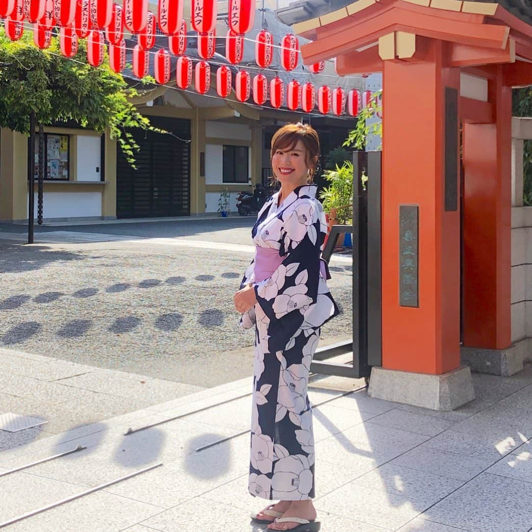 Hiroe Hiranoさんのインスタグラム写真 - (Hiroe HiranoInstagram)「着物家 @hitomiito_ の着付けレッスンへ👘 タスキをつけて発酵料理作りも、また別レポで☺️ . #鏡を見ないで五感を感じながら 。 . こんなに気持ちよく着付けられた事が初めてで。 ひとみ先生のお話は目から鱗で。 #メディテーション のように自分と向き合いながら着ていく作法。 素敵な女性に出逢えたことも、また格別✨ . とてもよい経験とお勉強をさせていただきました。 . 💄赤リップを塗って神楽坂散策。 #御朱印 集めしているので巡りました🌱⛩ . 世界的に有名なカメラマンも撮影している細い小道を歩いたり、 新たな帯を買ってみたり。 . . 実家にはたくさん着物や浴衣があるので、 着こなせるように日々練習を重ねよう。 . 今年の秋は、#カリフォルニア  で着る予定🇺🇸 . 日本人に生まれてよかったなぁ💚 と感じた良き日でした。 . #日本 #文化 #神楽坂 #japan #japaneseculture #traditional #yukata #浴衣 #kimono #着物 #母の浴衣 #いつか着てみたいと思っていたツバキの浴衣 #🇯🇵 #nofilter」8月11日 9時16分 - hiroe_hirano