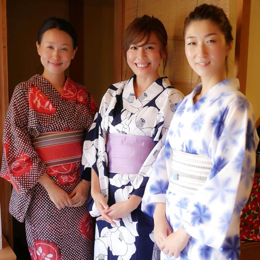 Hiroe Hiranoさんのインスタグラム写真 - (Hiroe HiranoInstagram)「着物家 @hitomiito_ の着付けレッスンへ👘 タスキをつけて発酵料理作りも、また別レポで☺️ . #鏡を見ないで五感を感じながら 。 . こんなに気持ちよく着付けられた事が初めてで。 ひとみ先生のお話は目から鱗で。 #メディテーション のように自分と向き合いながら着ていく作法。 素敵な女性に出逢えたことも、また格別✨ . とてもよい経験とお勉強をさせていただきました。 . 💄赤リップを塗って神楽坂散策。 #御朱印 集めしているので巡りました🌱⛩ . 世界的に有名なカメラマンも撮影している細い小道を歩いたり、 新たな帯を買ってみたり。 . . 実家にはたくさん着物や浴衣があるので、 着こなせるように日々練習を重ねよう。 . 今年の秋は、#カリフォルニア  で着る予定🇺🇸 . 日本人に生まれてよかったなぁ💚 と感じた良き日でした。 . #日本 #文化 #神楽坂 #japan #japaneseculture #traditional #yukata #浴衣 #kimono #着物 #母の浴衣 #いつか着てみたいと思っていたツバキの浴衣 #🇯🇵 #nofilter」8月11日 9時16分 - hiroe_hirano