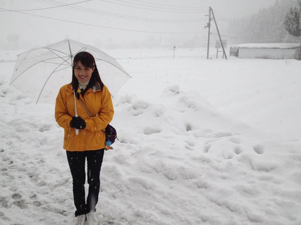 道岡桃子さんのインスタグラム写真 - (道岡桃子Instagram)「どうぞ涼んでください❄️ . 一面銀世界☃️❄️ 確か十日町だった‼️（2013年12月ロケ） . こんなかんじで、 新潟県各地を歩いたよ🚶‍♂️ 新潟県のブラタモリ的な人気番組❤️ （自分で言っちゃう🤭） . 雪でもズックで歩くのが番組の決まり👟 お陰で寒さに強くなった💪 . 県内30市町村まわったのは 私の自慢✌️✌️（笑） . #最後の写真がお気に入り  #新潟県 #十日町 #十日町市 #十日町ランチ #新潟旅行 #新潟テレビ21 #新潟テレビ #旅してちょうない #旅ちょ #まるどりっ #まるどり #niigata #銀世界 #雪 #雪景色 #涼しい #snow #やまだみつる」8月11日 9時30分 - momoko_ana