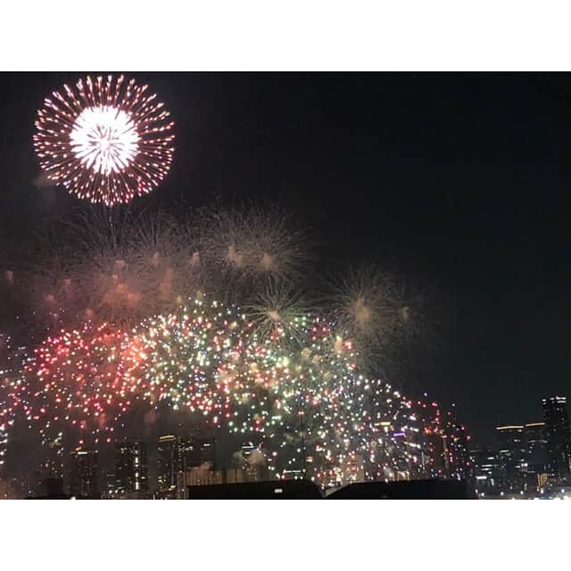 三島ゆかりさんのインスタグラム写真 - (三島ゆかりInstagram)「昨日はなにわ淀川花火大会🎇 私は友達の家のベランダから見させて頂きました✨ 誘ってくれた事に感謝💖🥺 ファンの方から頂いた枝豆やチューハイ、お菓子を持参して、クーラーの効いた部屋ですべらない話の録画見ながら、打ち上げ時間だけ花火見てマジ最高でした👍✨ 花火見てる時の私が関西弁キツすぎてワロタwww😂 #なにわ淀川花火大会 #ベランダ #たまやー #花火 #音だけ聴いたら #爆撃戦 #怖い #語彙力がない #すごいしか言わん #フィナーレ #最後の感想 #明るーい #あほか #終わった後の煙見て #あんなとこ火薬くそーてたまらんで #関西弁 #爆笑 #色気はどこへやら #三島ゆかり #ゆかりんご #ゆかりんごチャンネル #ゆかりんごgames #youtuber #チャンネル登録よろしくお願いします #followｍe」8月11日 9時29分 - apple340