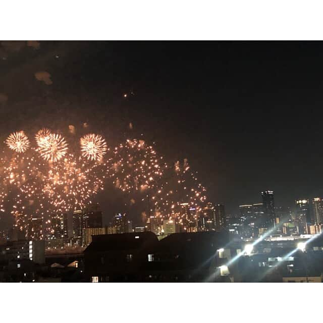 三島ゆかりさんのインスタグラム写真 - (三島ゆかりInstagram)「昨日はなにわ淀川花火大会🎇 私は友達の家のベランダから見させて頂きました✨ 誘ってくれた事に感謝💖🥺 ファンの方から頂いた枝豆やチューハイ、お菓子を持参して、クーラーの効いた部屋ですべらない話の録画見ながら、打ち上げ時間だけ花火見てマジ最高でした👍✨ 花火見てる時の私が関西弁キツすぎてワロタwww😂 #なにわ淀川花火大会 #ベランダ #たまやー #花火 #音だけ聴いたら #爆撃戦 #怖い #語彙力がない #すごいしか言わん #フィナーレ #最後の感想 #明るーい #あほか #終わった後の煙見て #あんなとこ火薬くそーてたまらんで #関西弁 #爆笑 #色気はどこへやら #三島ゆかり #ゆかりんご #ゆかりんごチャンネル #ゆかりんごgames #youtuber #チャンネル登録よろしくお願いします #followｍe」8月11日 9時29分 - apple340