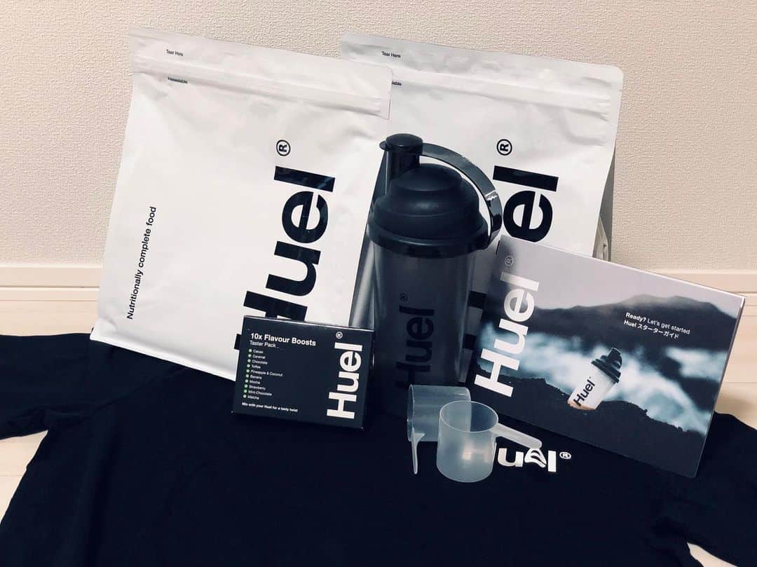 ロシアン佐藤のインスタグラム：「もうひとつ気になってた完全食 #huel とどいたー！ 初回購入は色々つけてくれるの便利イギリスから届くよ！  甘くないのとバニラフレーバーを購入。 huelはフレーバーがすんごい多い。グルテンフリーもあって、こちらはタンパク質が大豆由来ではないやつ。  #完全食 #完全栄養食 #グルテンフリー #ソイフリー」