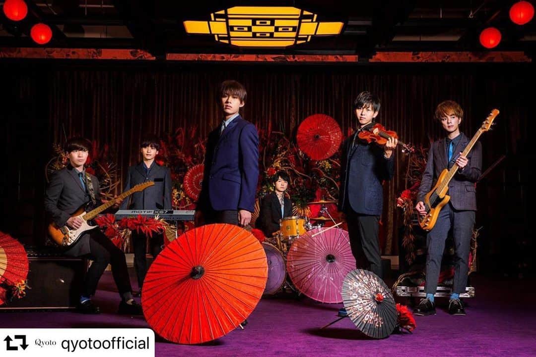 TOMO のインスタグラム：「今回もジャケ写、アー写、共に担当させていただきました！爽やかな若者達に触れてパワーをもらう！笑 #works #photography #photographer #shootbyme #qyoto#repost @qyotoofficial ・・・ ♪♪♪ 本日0時に突然の先行配信スタートとなりました 「花時雨」 ＊ 現在放送中の『このミス』大賞ドラマシリーズ第１弾「時空探偵おゆう 大江戸科学捜査」の主題歌「花時雨」に加え、さらにシリーズ第２弾として放送が決定している「名もなき復讐者 ZEGEN」のエンディングテーマ・挿入歌をQyotoが担当🎉 エンディングテーマ「夏の雪」、挿入歌「僕の生きている意味」の２曲は今作のために書き下ろし✍️ ＊ そしてなんと！ 9月25日(水)に両A面シングルとして 「花時雨／夏の雪」のリリースが決定!! ＊ Qyotoにとって初となる両A面シングルは、今までより少し大人なQyotoの一面が見れる世界観になっています🤭 ＊ シリーズ第２弾「名もなき復讐者 ZEGEN」（原作：『名もなき復讐者 ZEGEN』登美丘丈・著）は、2019年8月29日(木)から放送・配信がスタート🎬 ＊ ドラマ「名もなき復讐者 ZEGEN」 出演：阿部進之介、馬場ふみか、高橋努、遠藤雄弥、永尾まりや、筒井真理子、杉本哲太 2019年8月29日(木)より全8回放送 ＊ カンテレ：0:25～毎週木曜日OA（関西ローカル） U-NEXT：地上波放送終了後より配信 ＊ 【商品概要】 5th Single「花時雨／夏の雪」 2019年9月25日(水)発売 ・ ■初回生産限定盤【CD＋DVD】 品番：BVCL-1000～1001 価格：1,389（税抜）  CD収録内容： M1：花時雨 M2：夏の雪 M3：僕の生きている意味 M4：花時雨 –Instrumental- M5：夏の雪　–Instrumental- ・ DVD収録内容： 花時雨　MUSIC VIDEO 花時雨　MUSIC VIDEO –making- ・ ・ ■通常盤【CD】 品番：BVCL-1002 価格：1,000(税抜)  M1：花時雨 M2：夏の雪 M3：僕の生きている意味 M4：花時雨 –Instrumental- M5：夏の雪 -Instrumental- ＊ ＊ ＊ #Qyoto #musician #band #京都 #kyoto #花時雨 #先行配信 #start #カンテレ #UNEXT #このミス #第2弾 #名もなき復讐者ZEGEN #エンディング #挿入歌 #夏の雪 #僕の生きている意味 #5thsingle #両A面 #9月25日 #release #令和最初の夏 #まだまだ勢いは止まらない #bigbigsurprise!! 驚きました？😋😆」